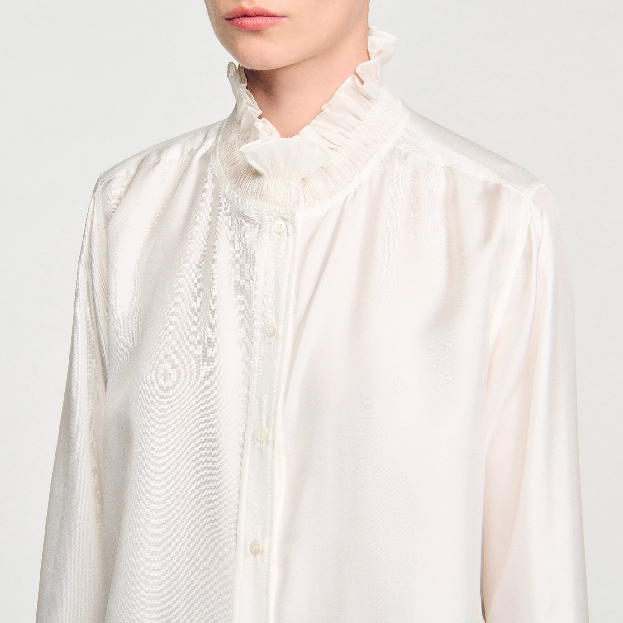 Soepelvallende blouse met plooikraag