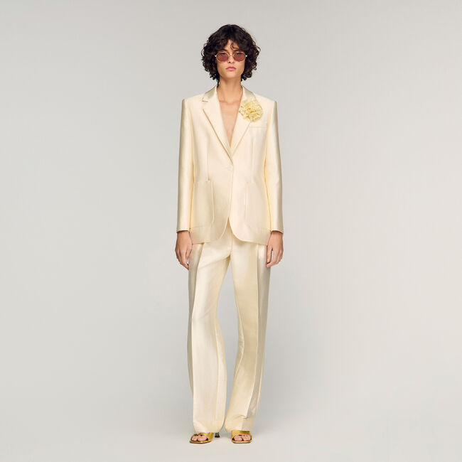 Satijnen jasje met bloem