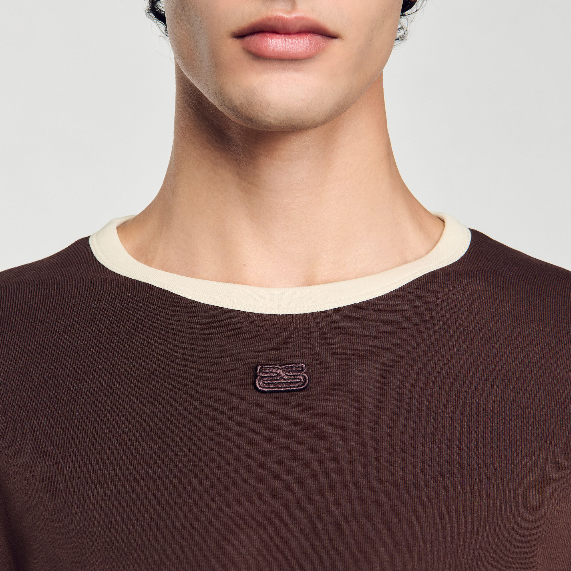 T-shirt tweekleurig met patch