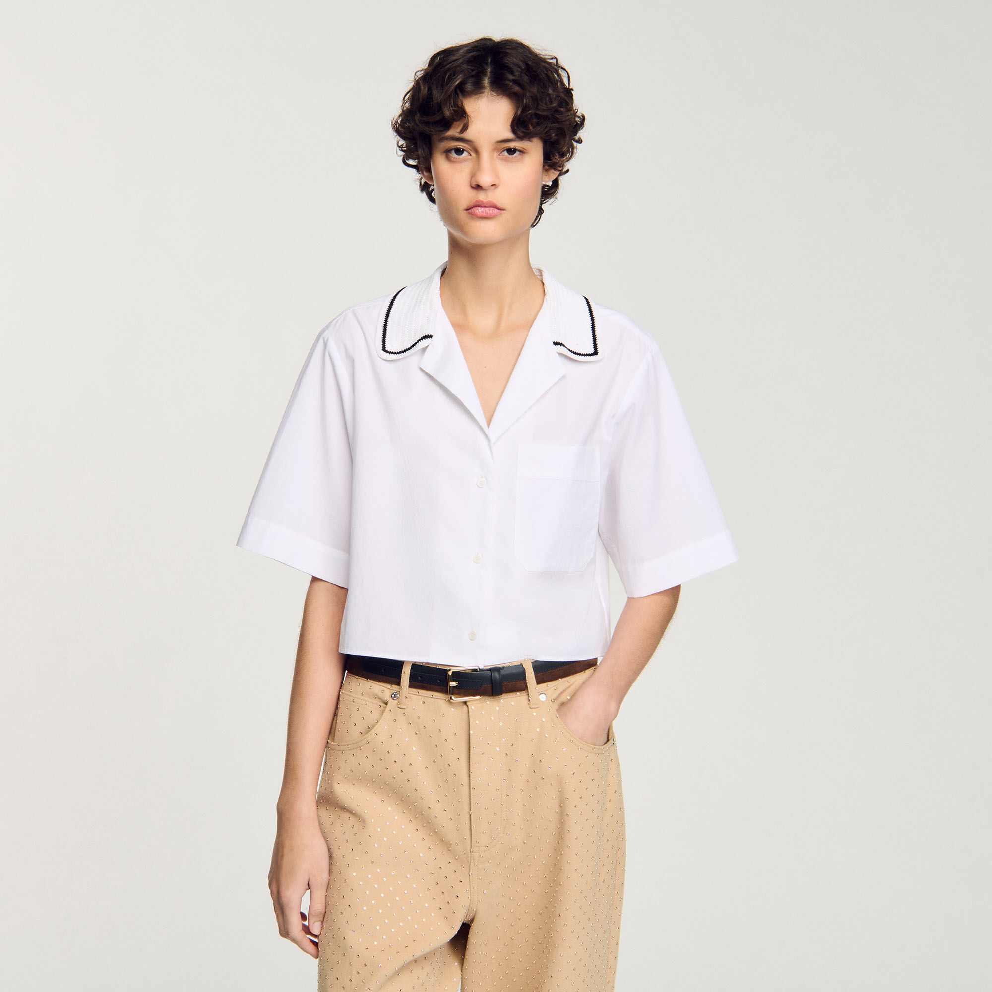 Overhemdblouse met gehaakte kraag