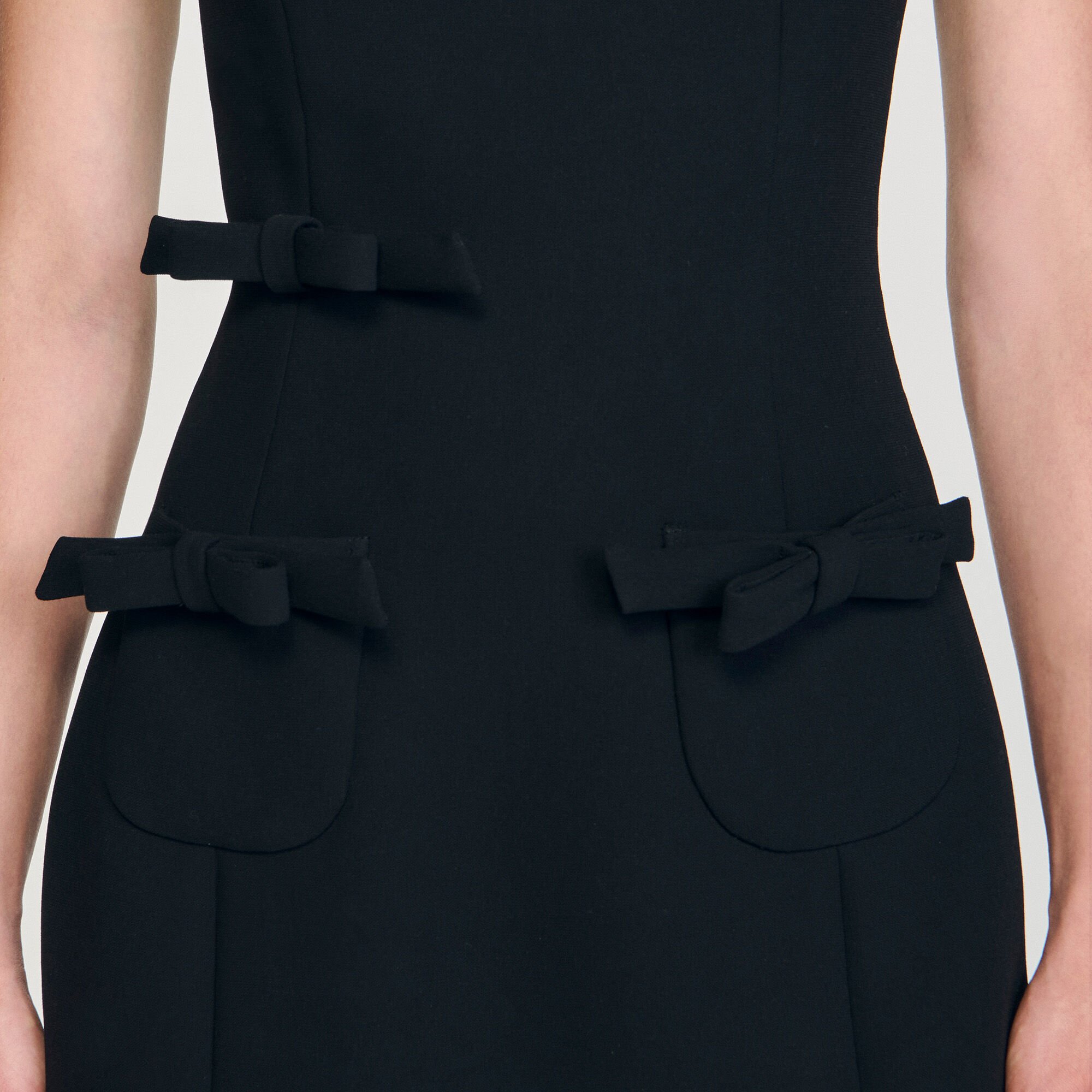 Korte jurk met knopen