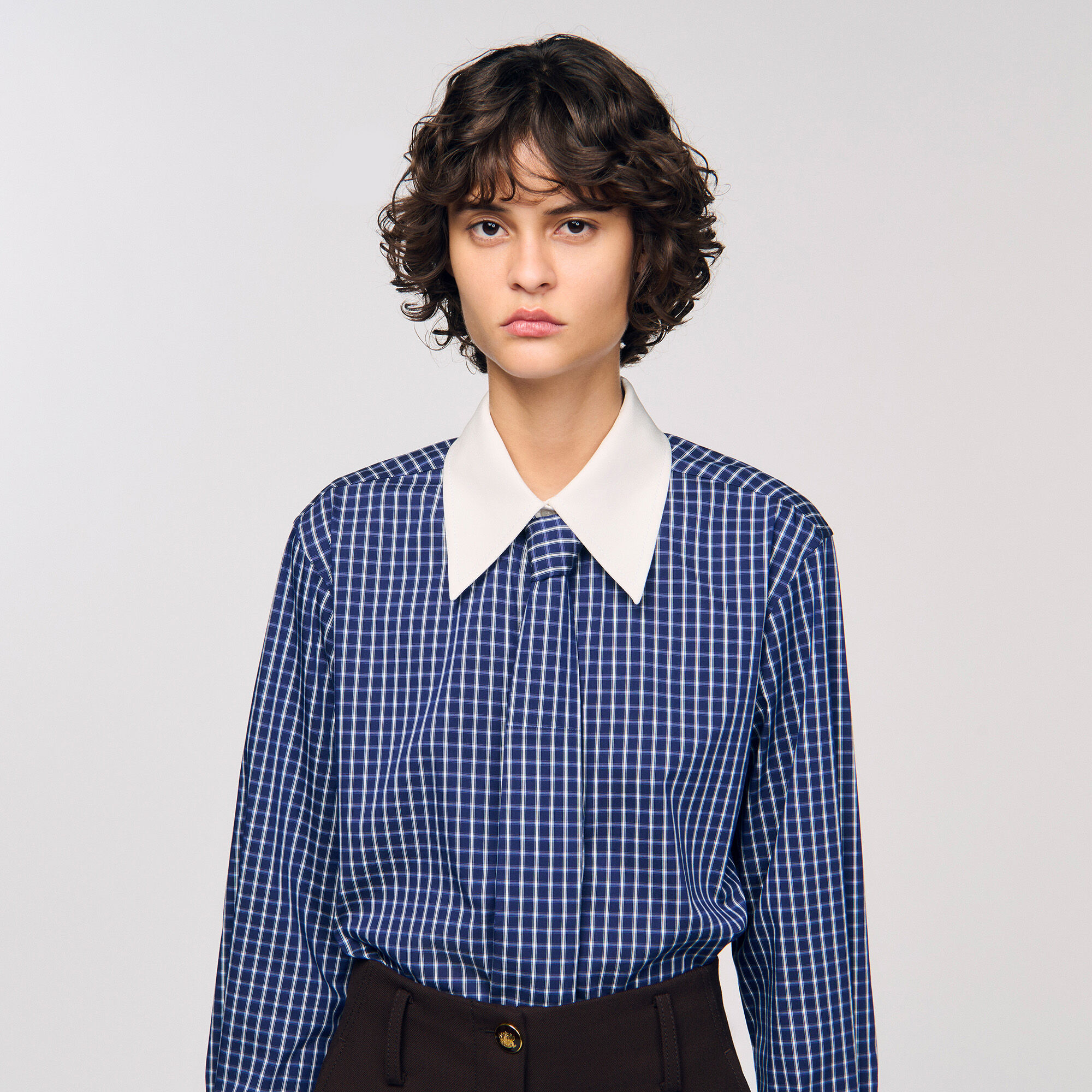 Overhemdblouse ruit en stropdas