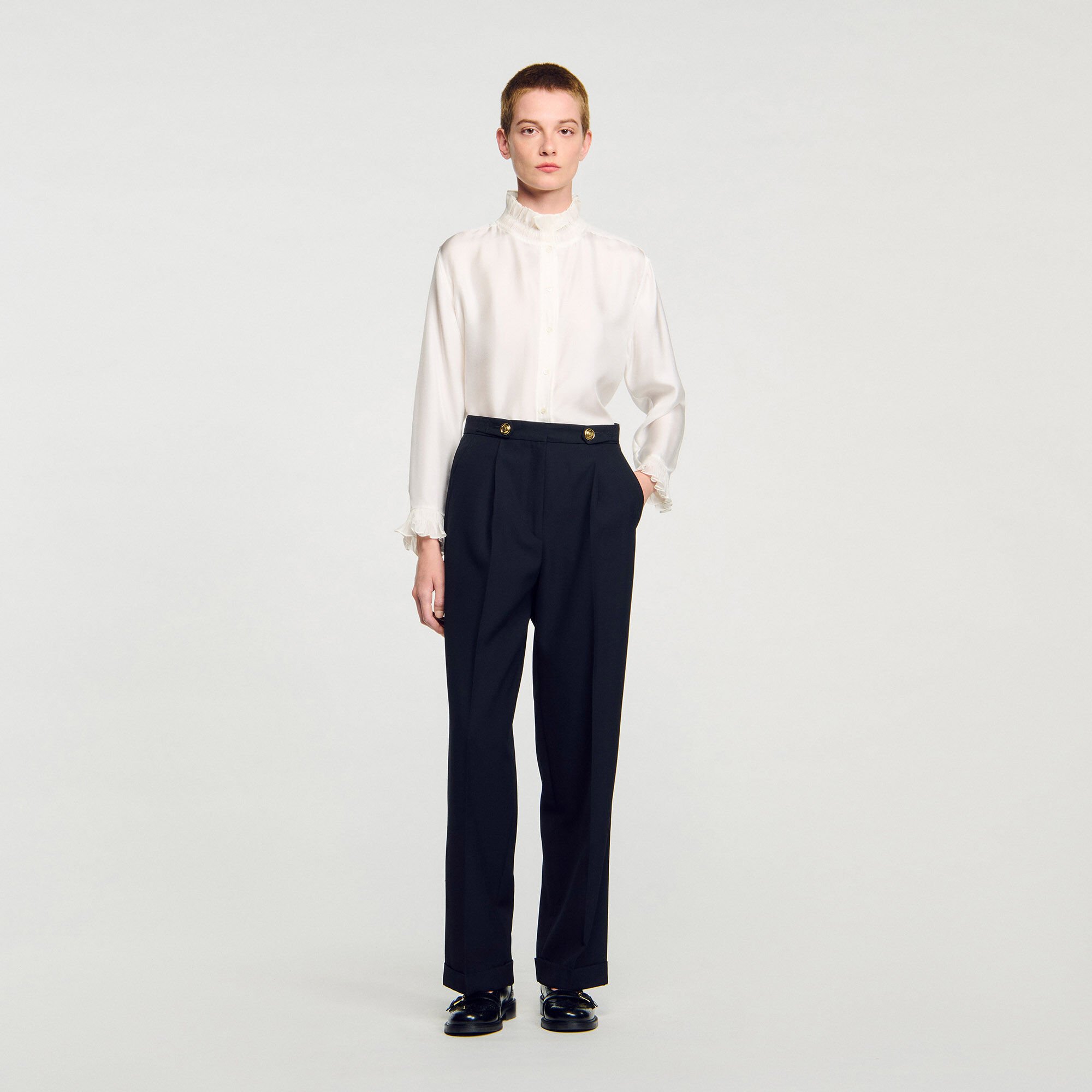 Soepelvallende blouse met plooikraag