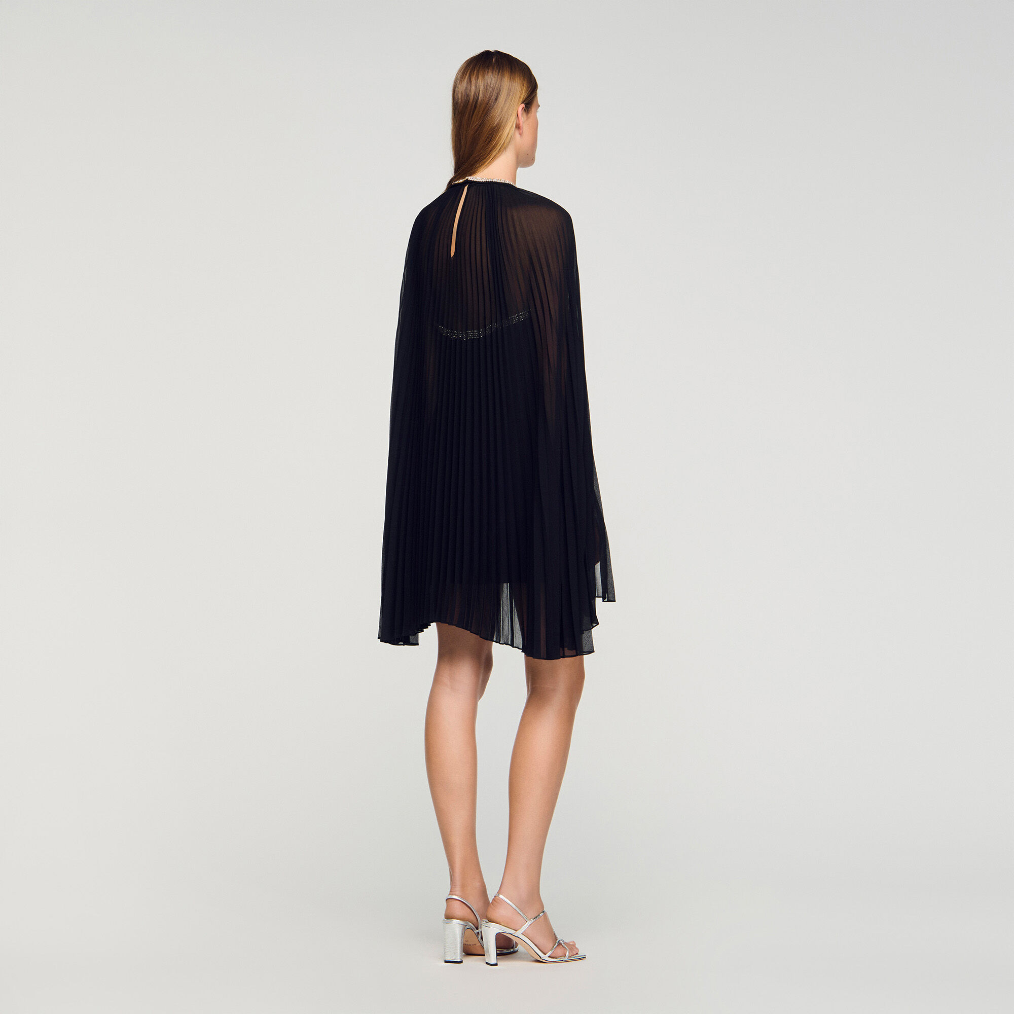 Korte jurk met cape en stras
