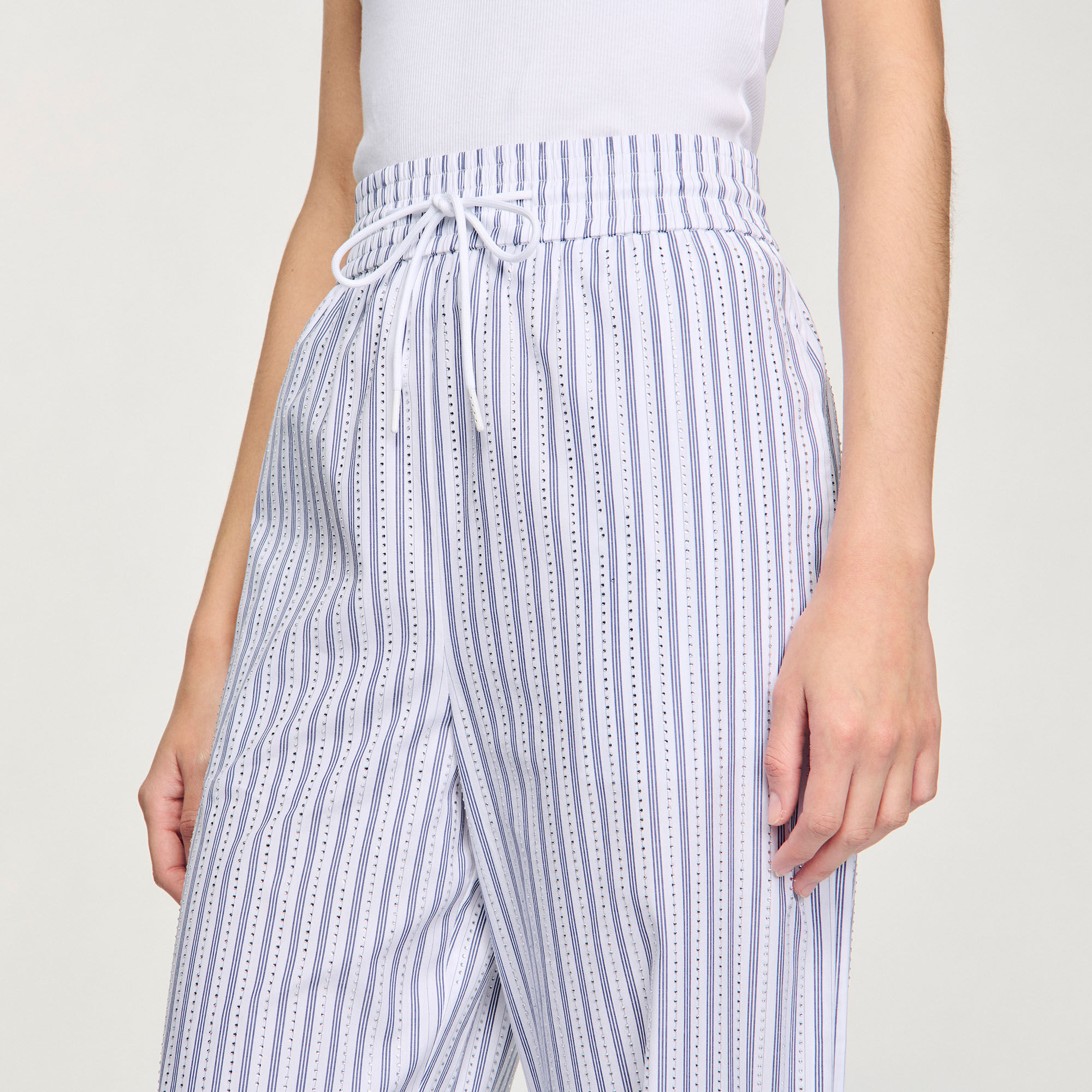Broek met strepen en steentjes