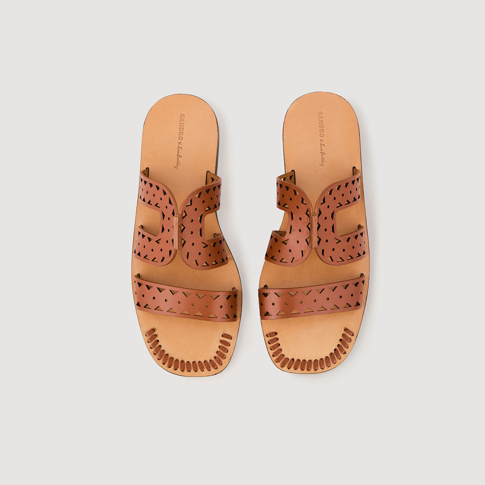 Sandalen plat van leer geperforeerd