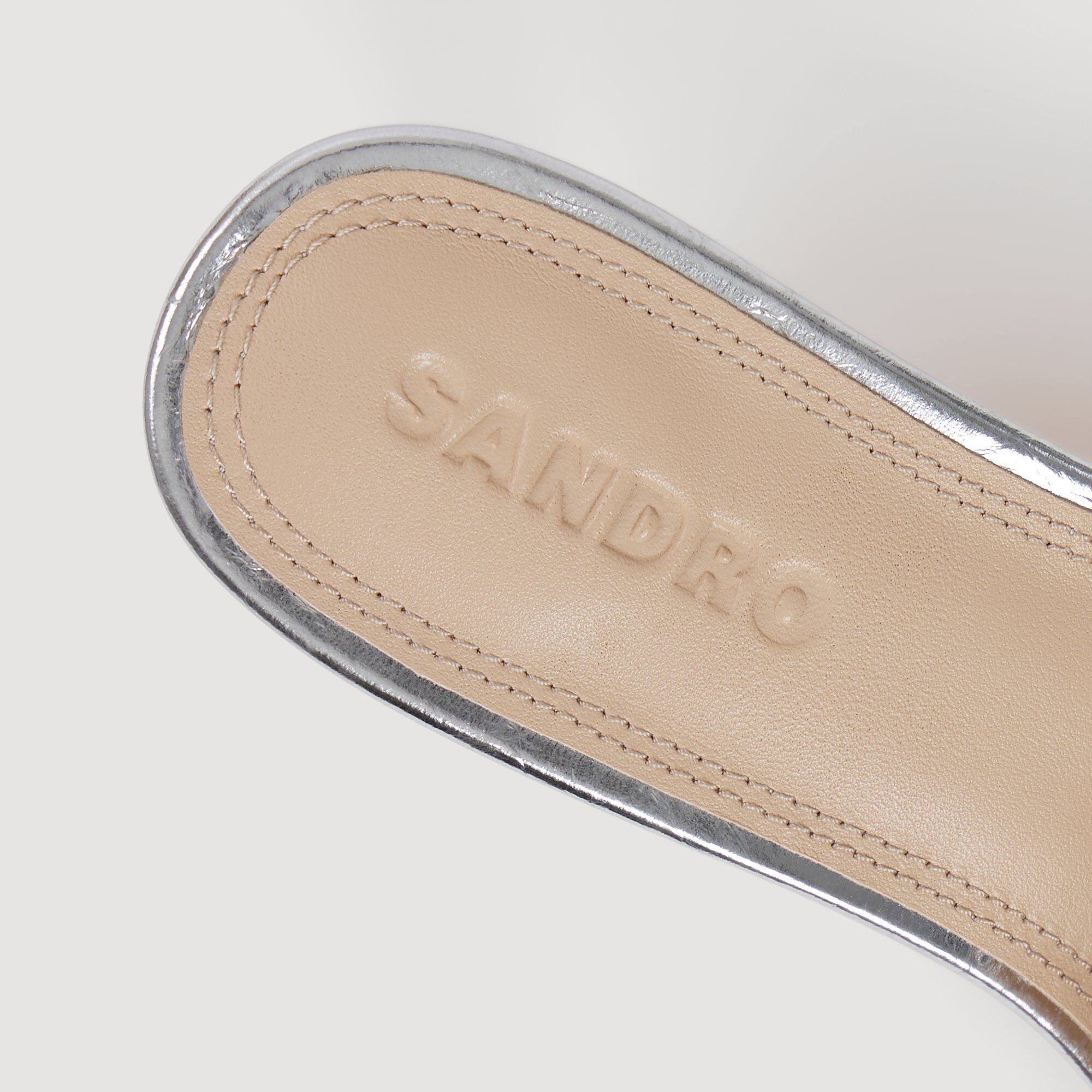 Muiltjes met hak van metallic leer