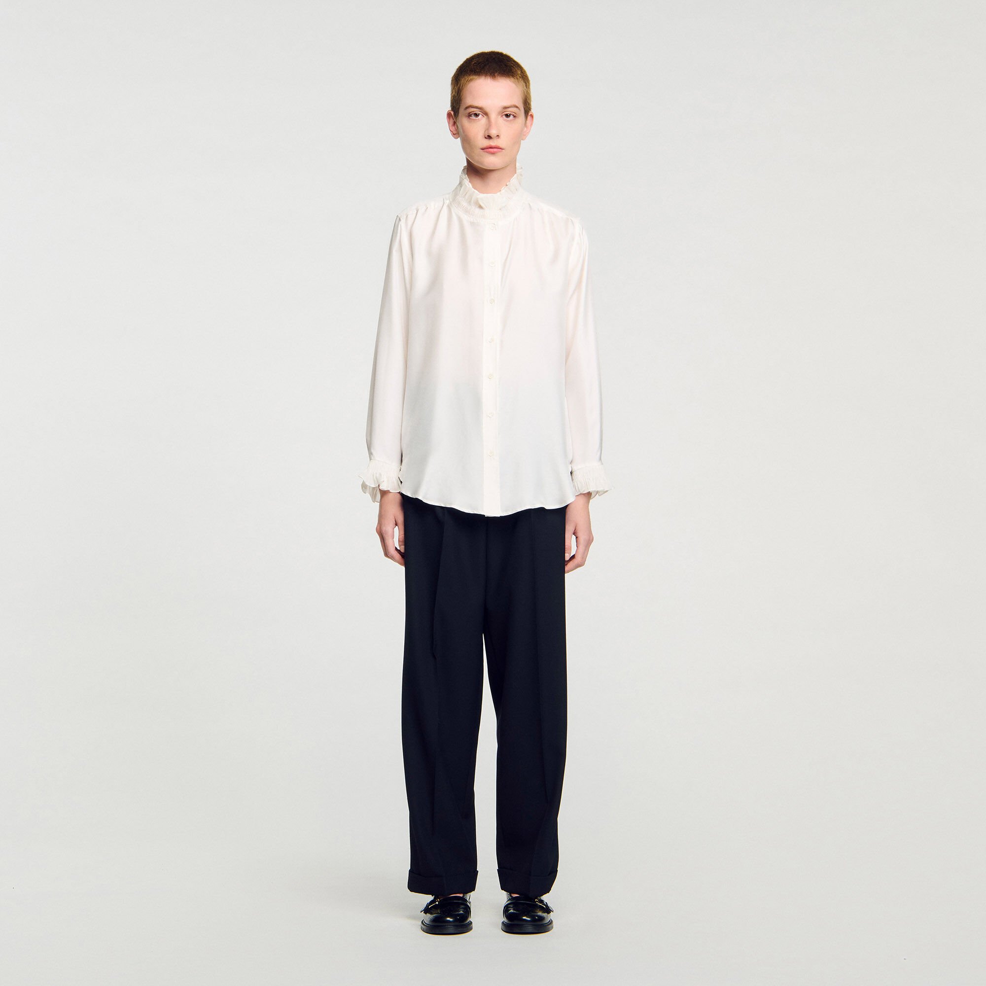 Soepelvallende blouse met plooikraag