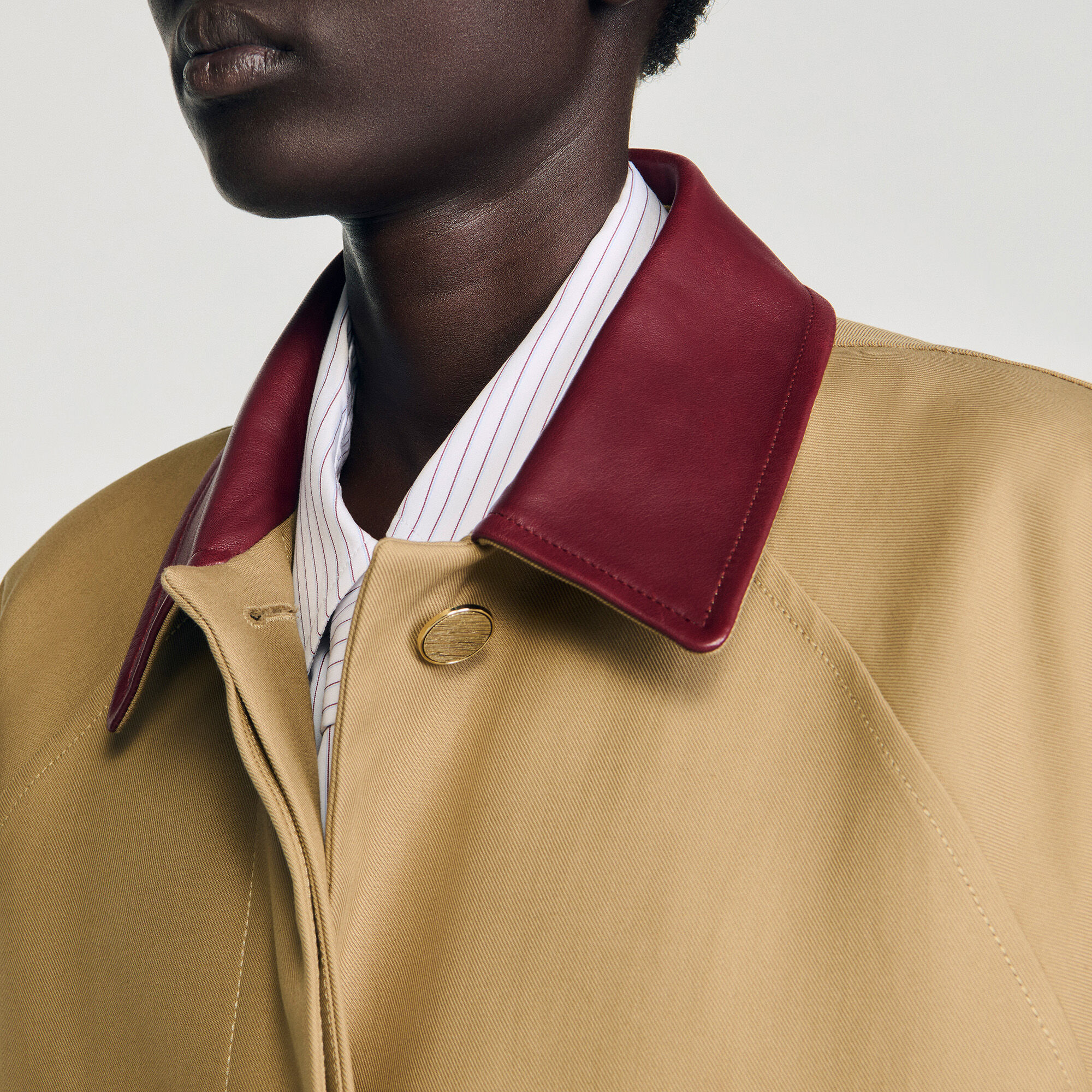 Lange trench met leren kraag