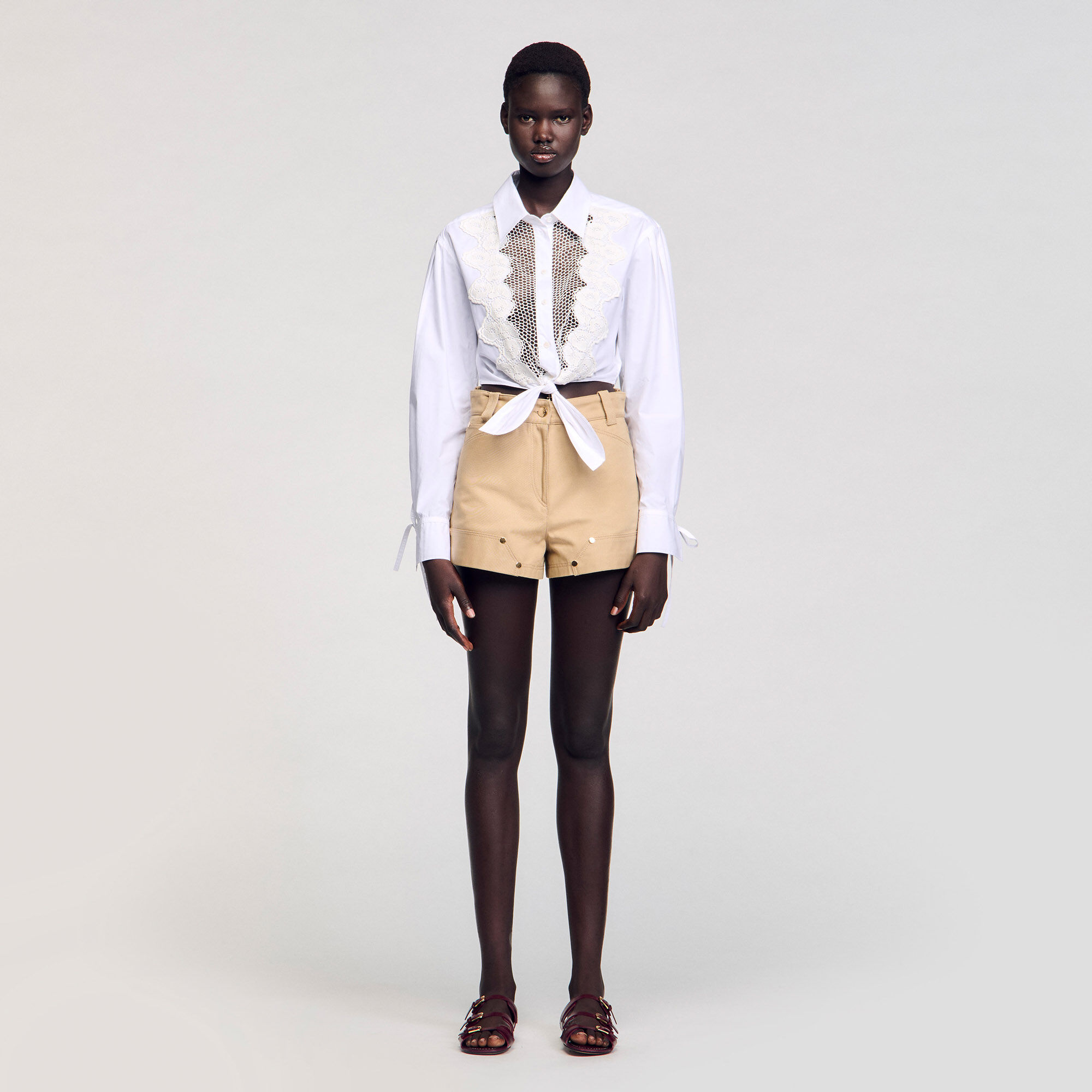 Overhemdblouse met plastron van kant