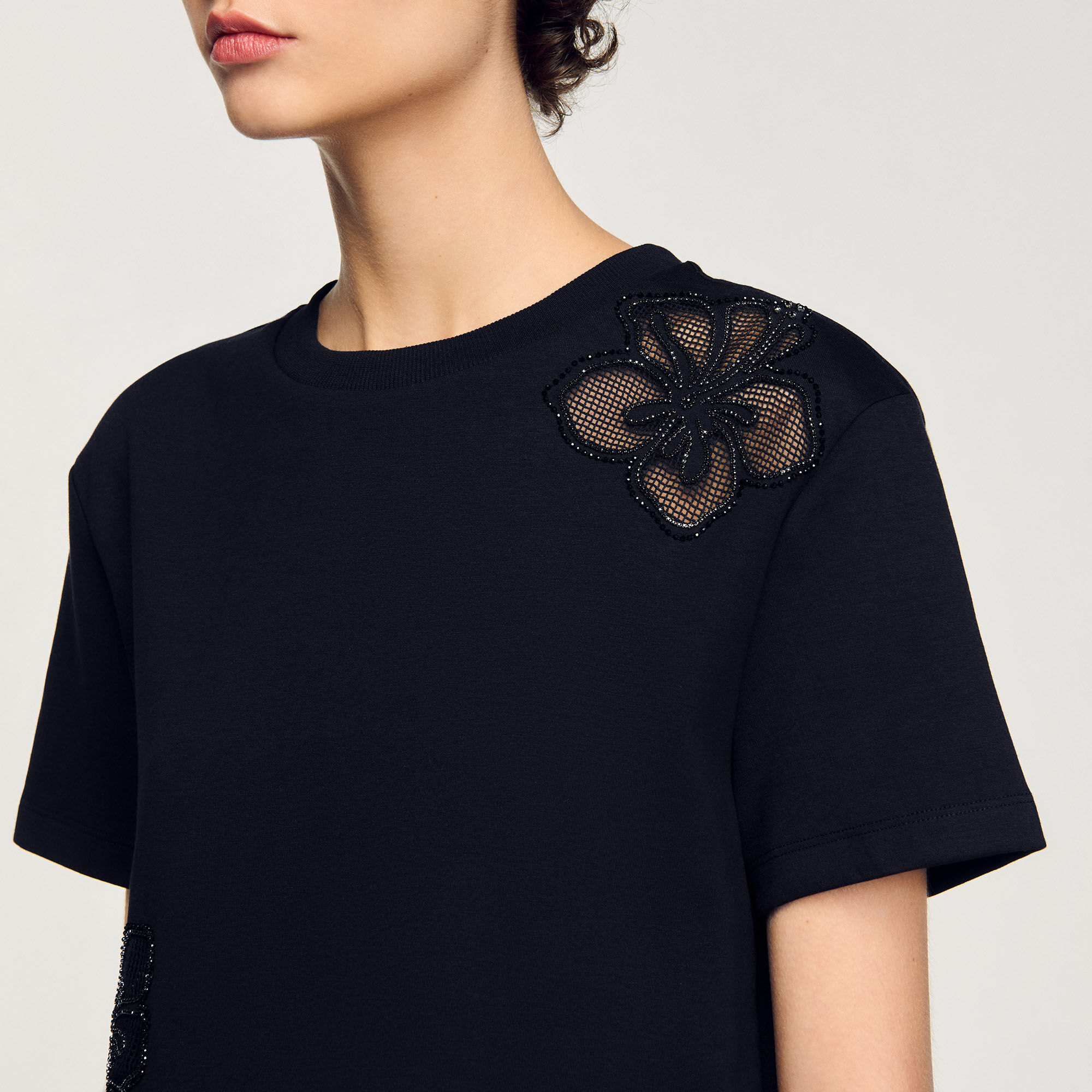 T-shirt geborduurde bloem