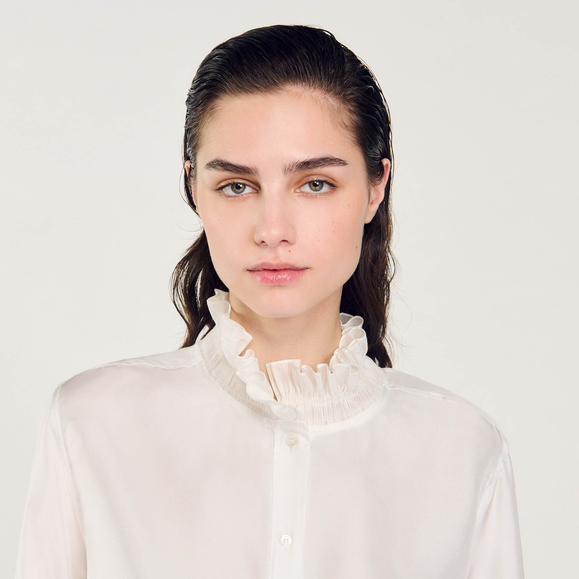 Soepelvallende blouse met plooikraag