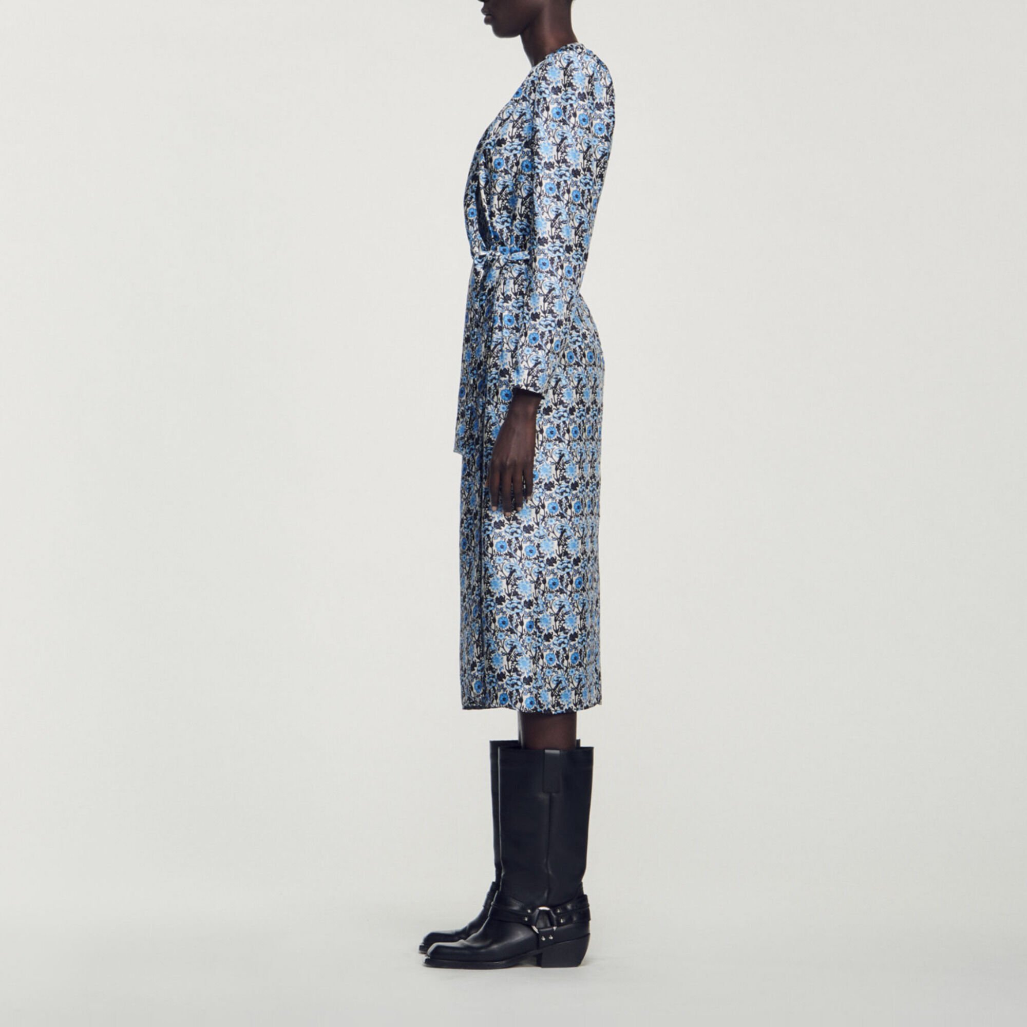 Lange en gedrapeerde zijden jurk