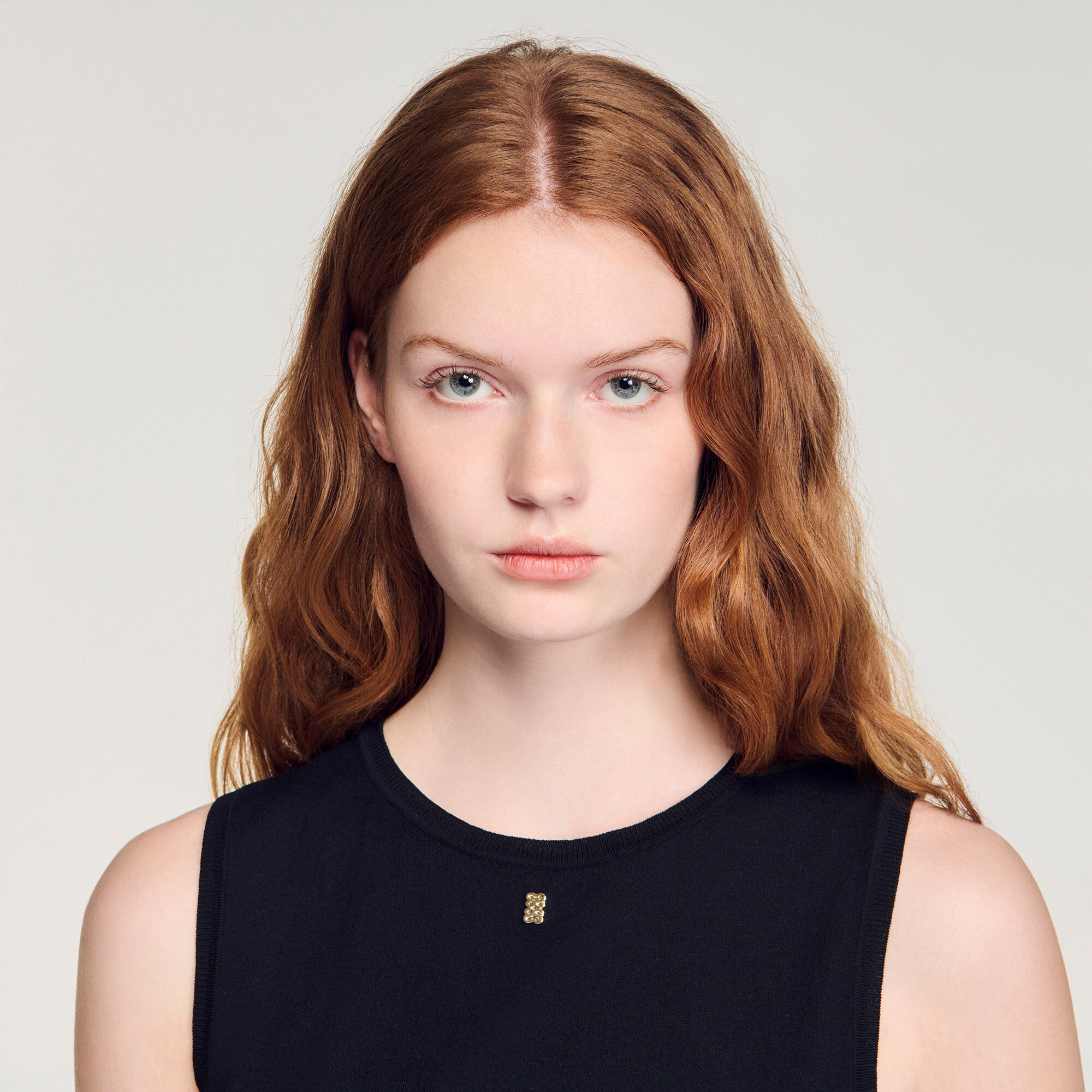 Korte gebreide mouwloze trui