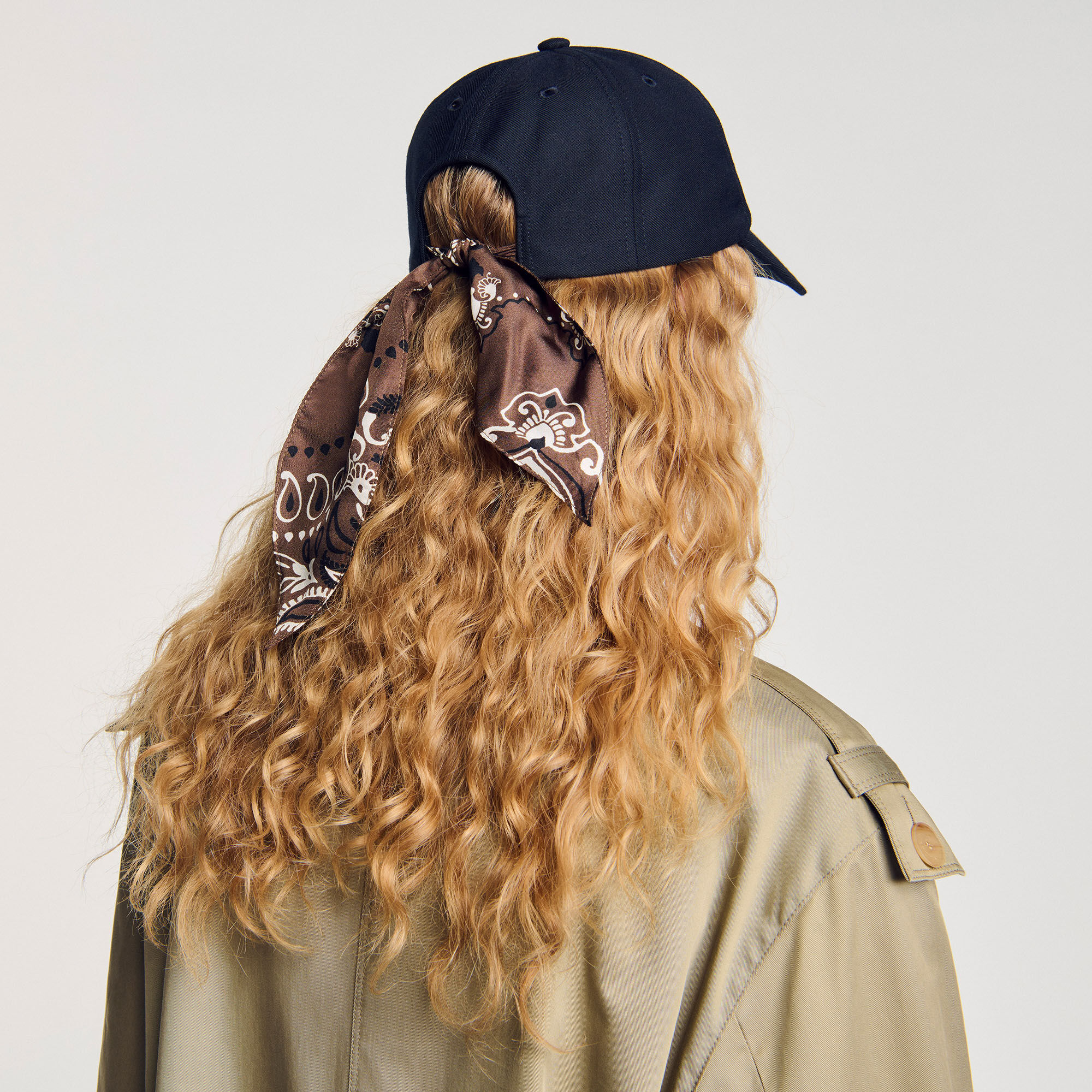 Pet met geknoopte foulard