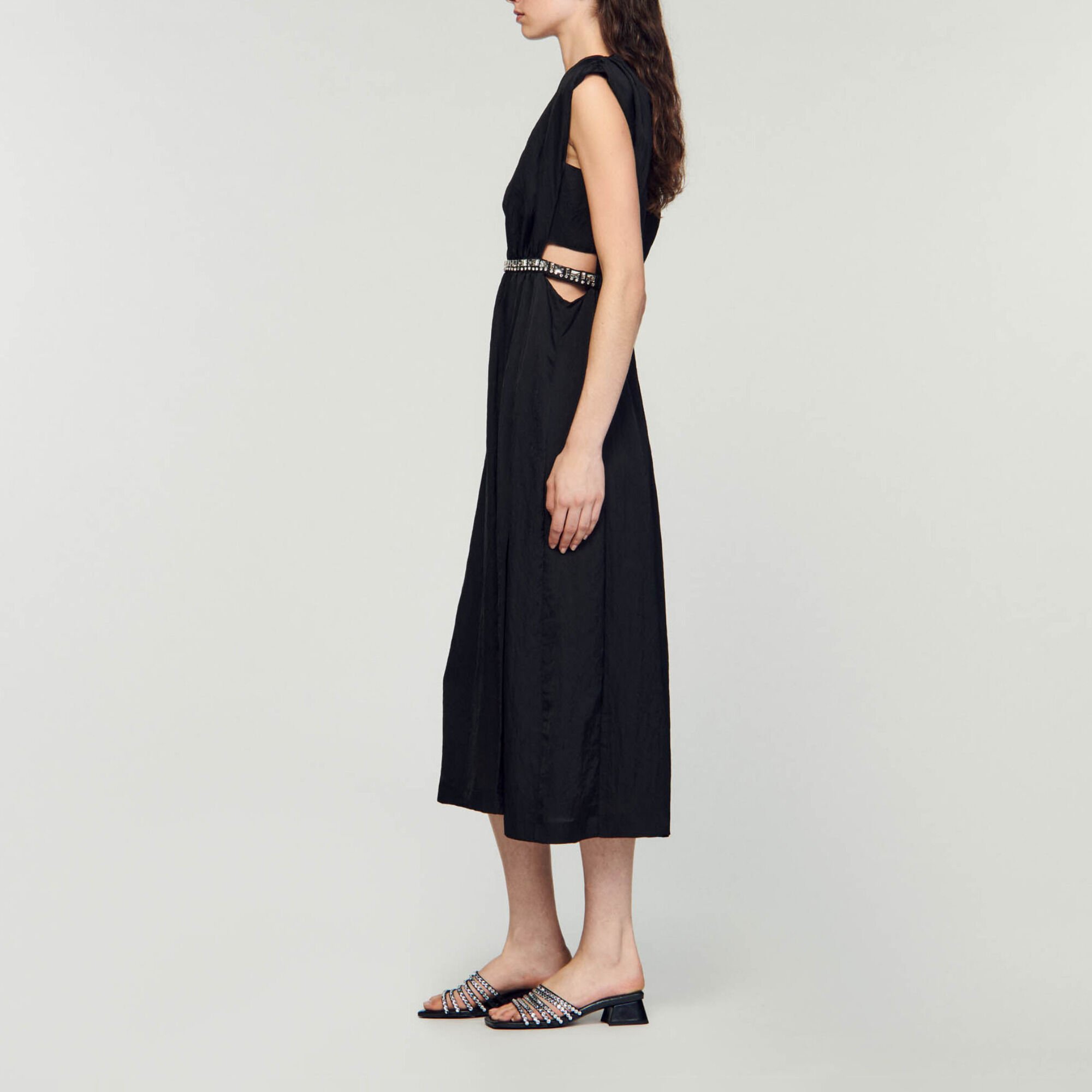 Lange jurk met sieraden