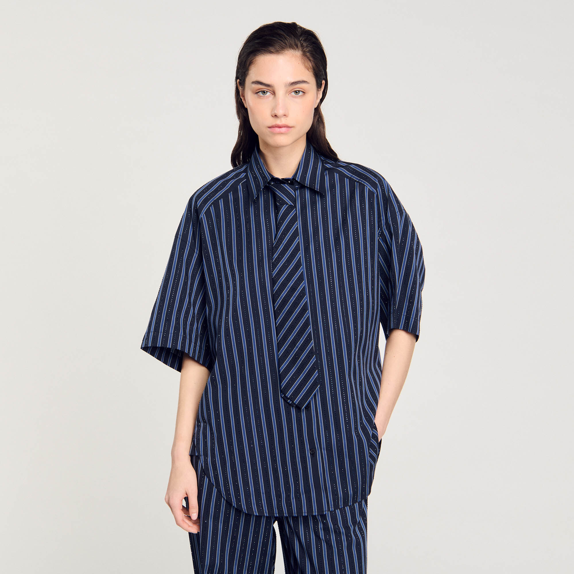 Overhemdblouse met stras en stropdas