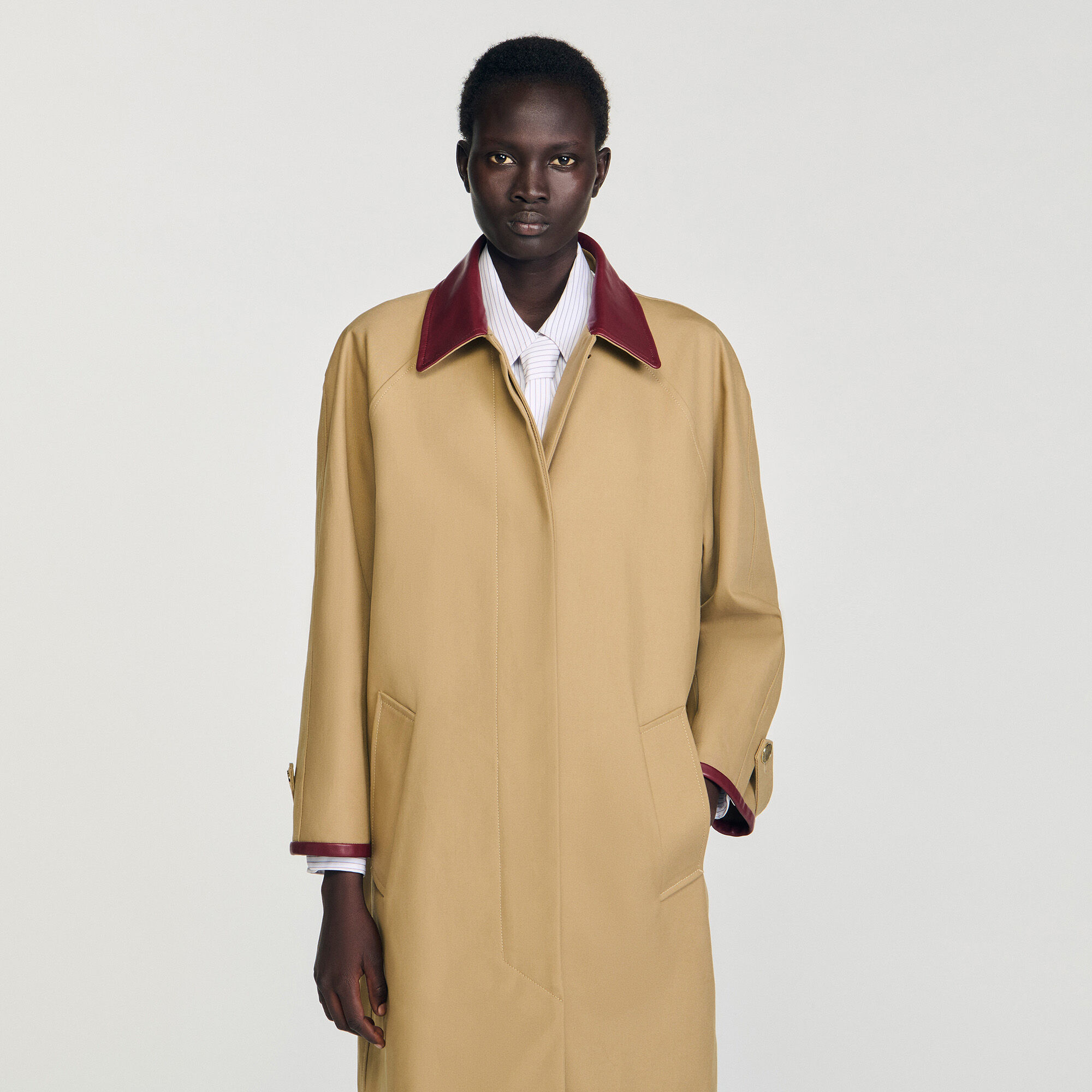 Lange trench met leren kraag
