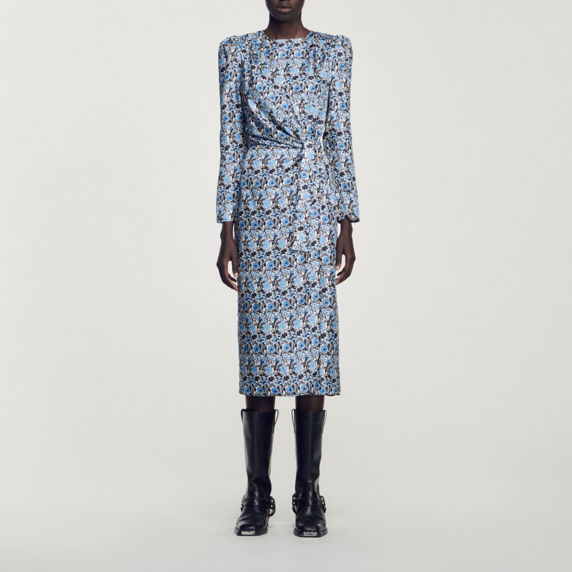 Lange en gedrapeerde zijden jurk