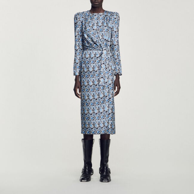 Lange en gedrapeerde zijden jurk