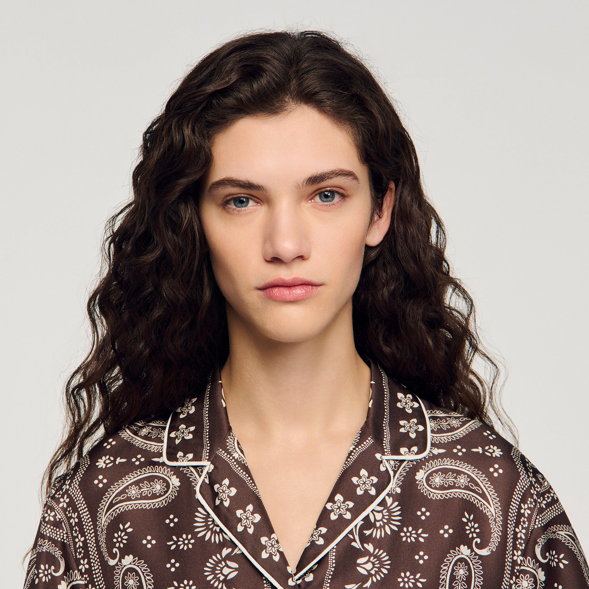 Korte overhemdblouse bandana print