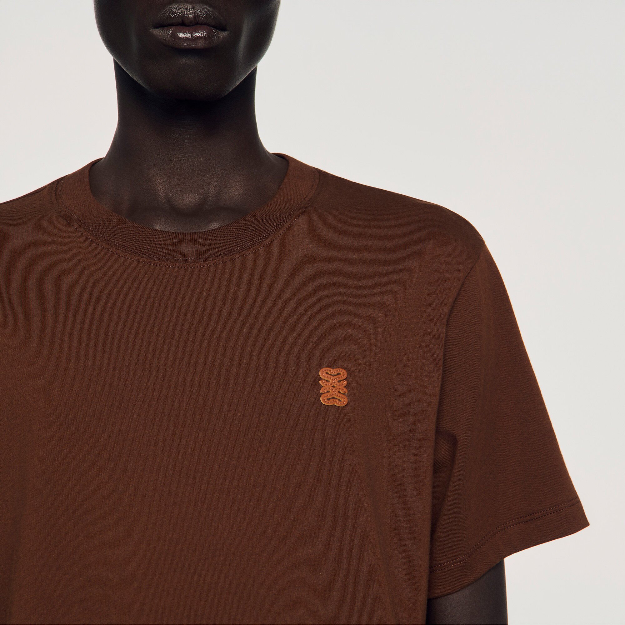 T-shirt met leren logo