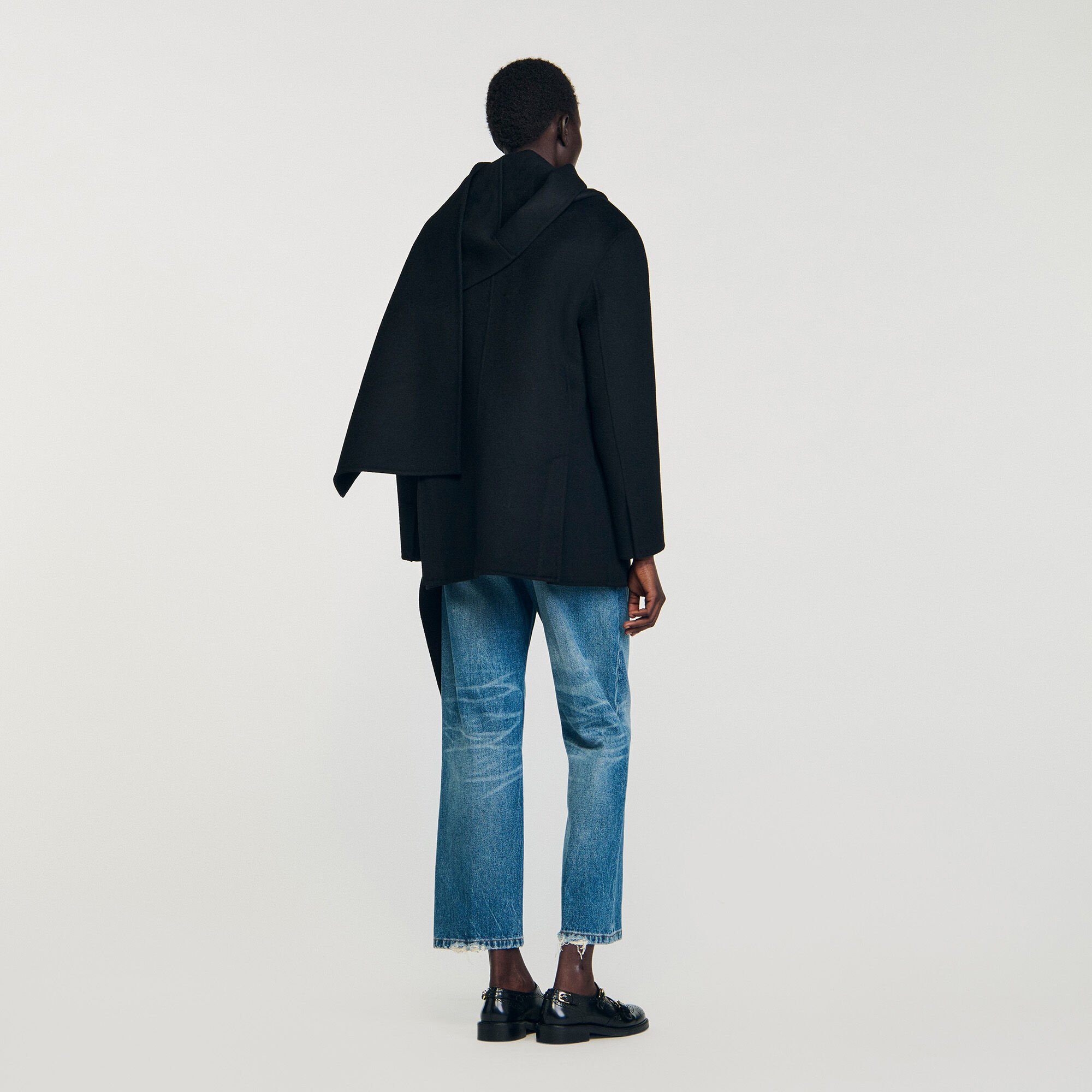 Korte jas met geïntegreerde sjaal