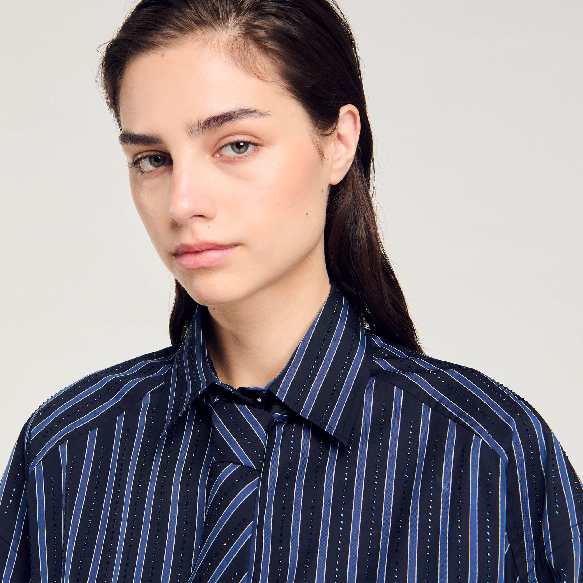 Overhemdblouse met stras en stropdas