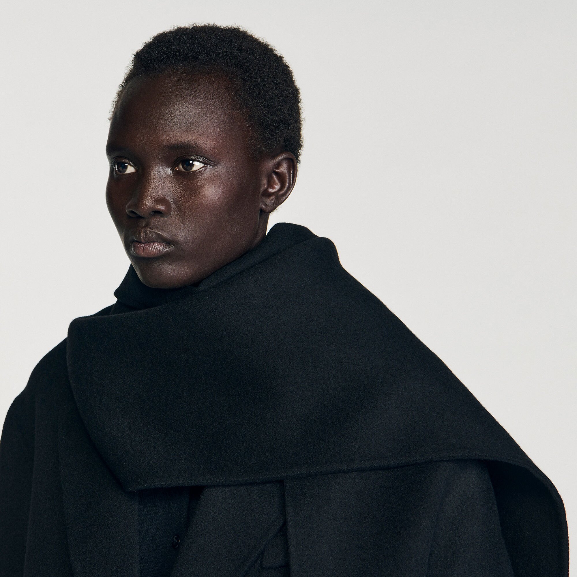 Korte jas met geïntegreerde sjaal