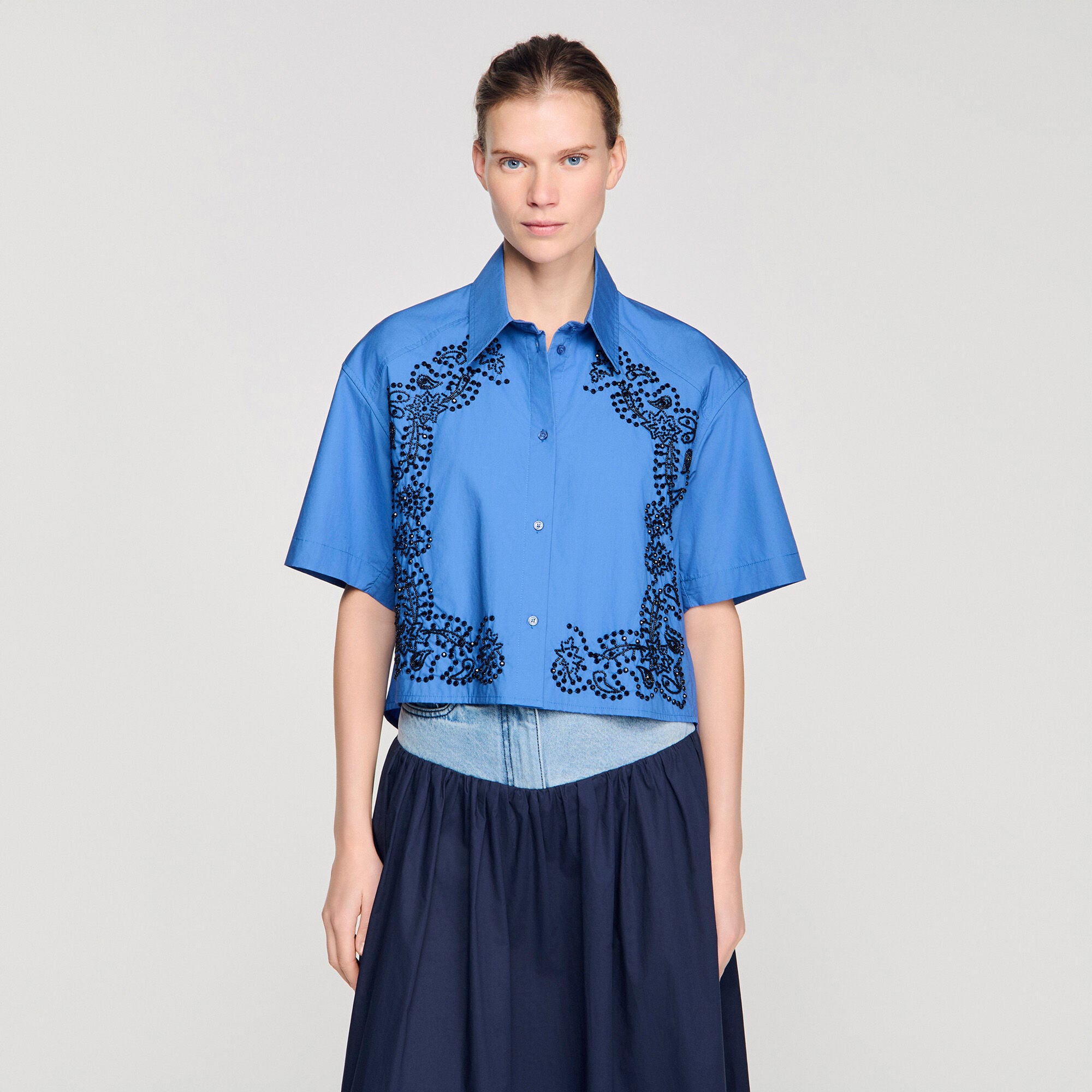 Blouse met borduursel en parels