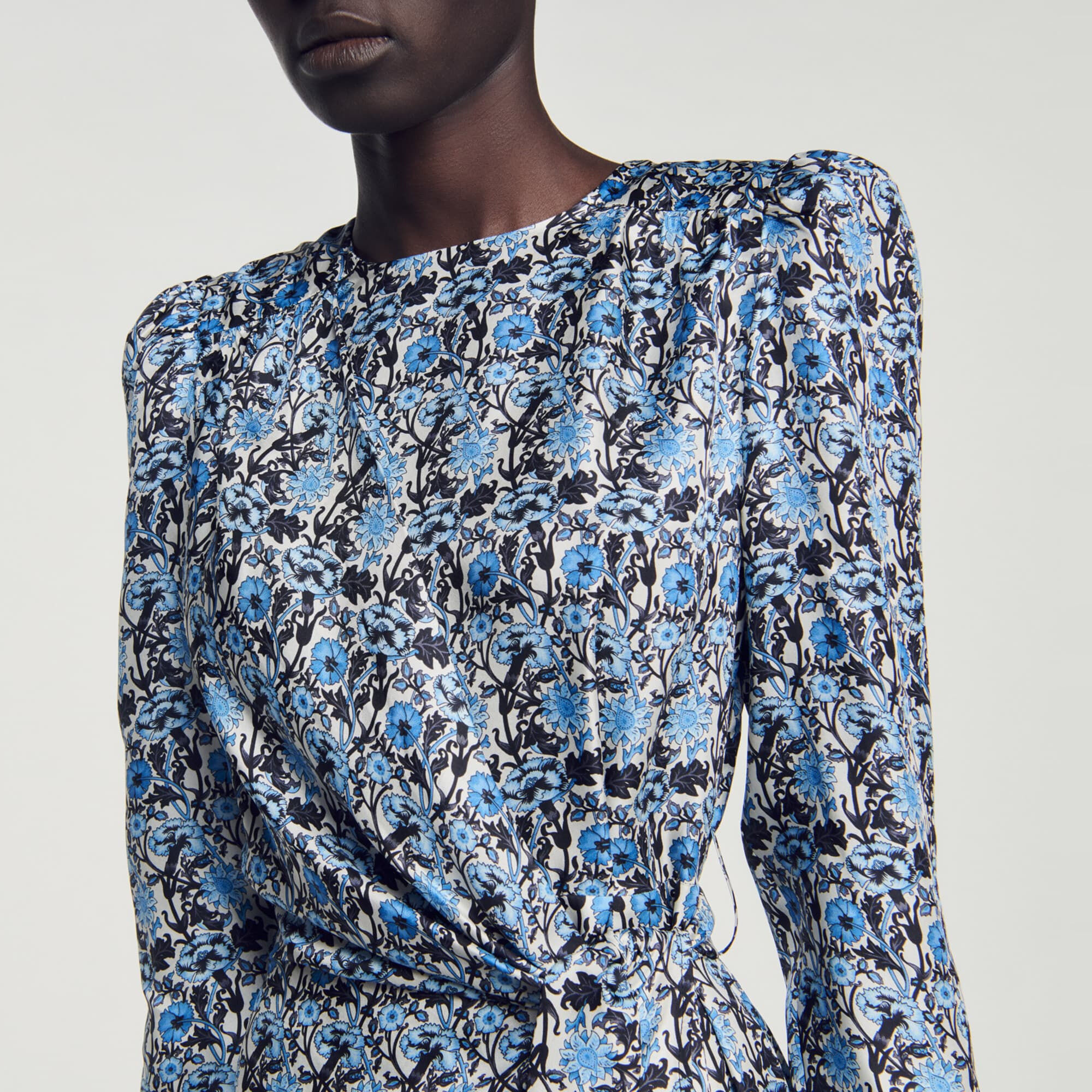 Lange en gedrapeerde zijden jurk