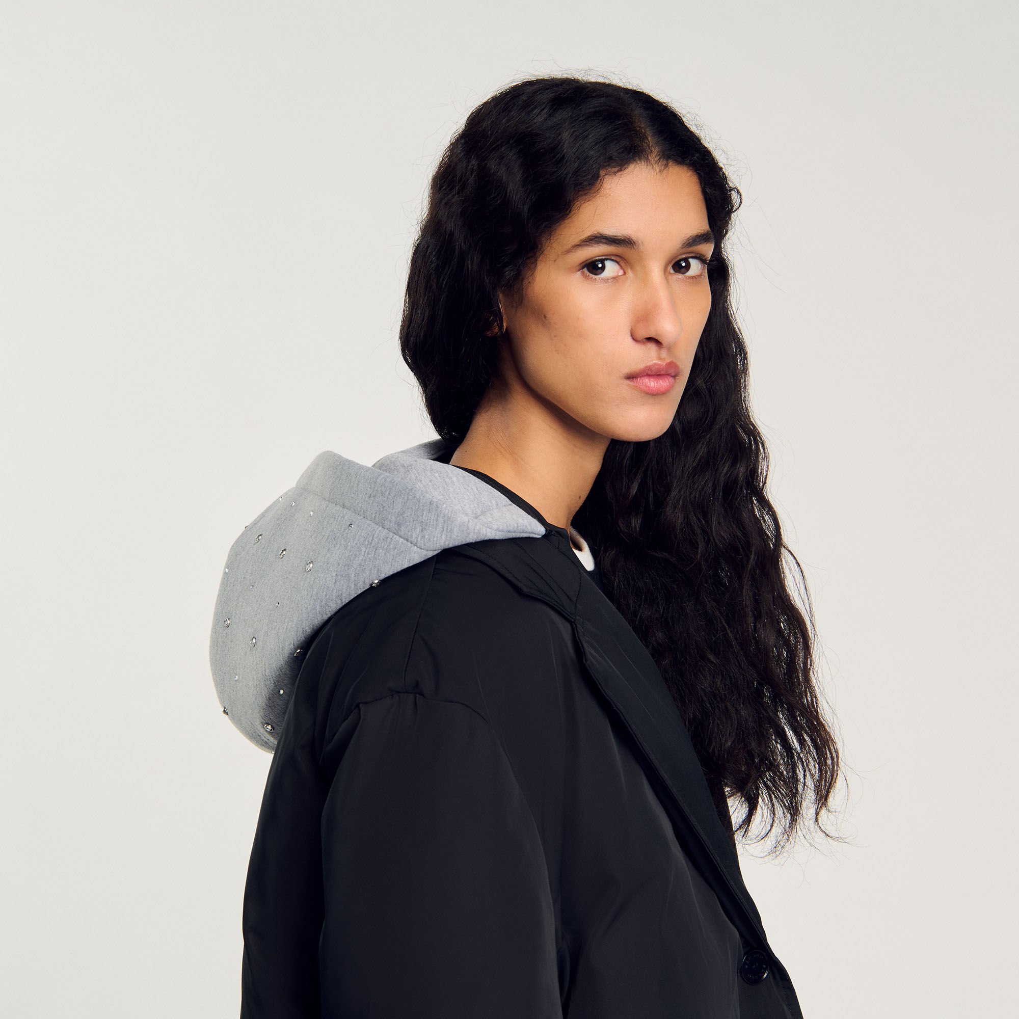 Jas met contrasterende capuchon