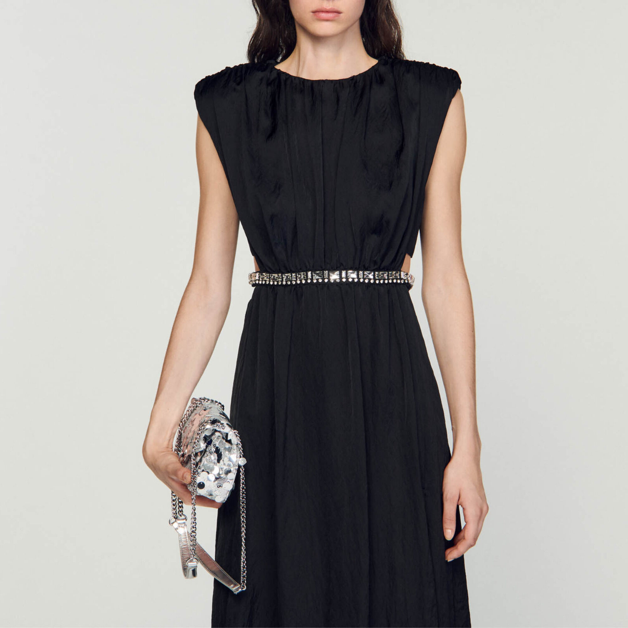 Lange jurk met sieraden