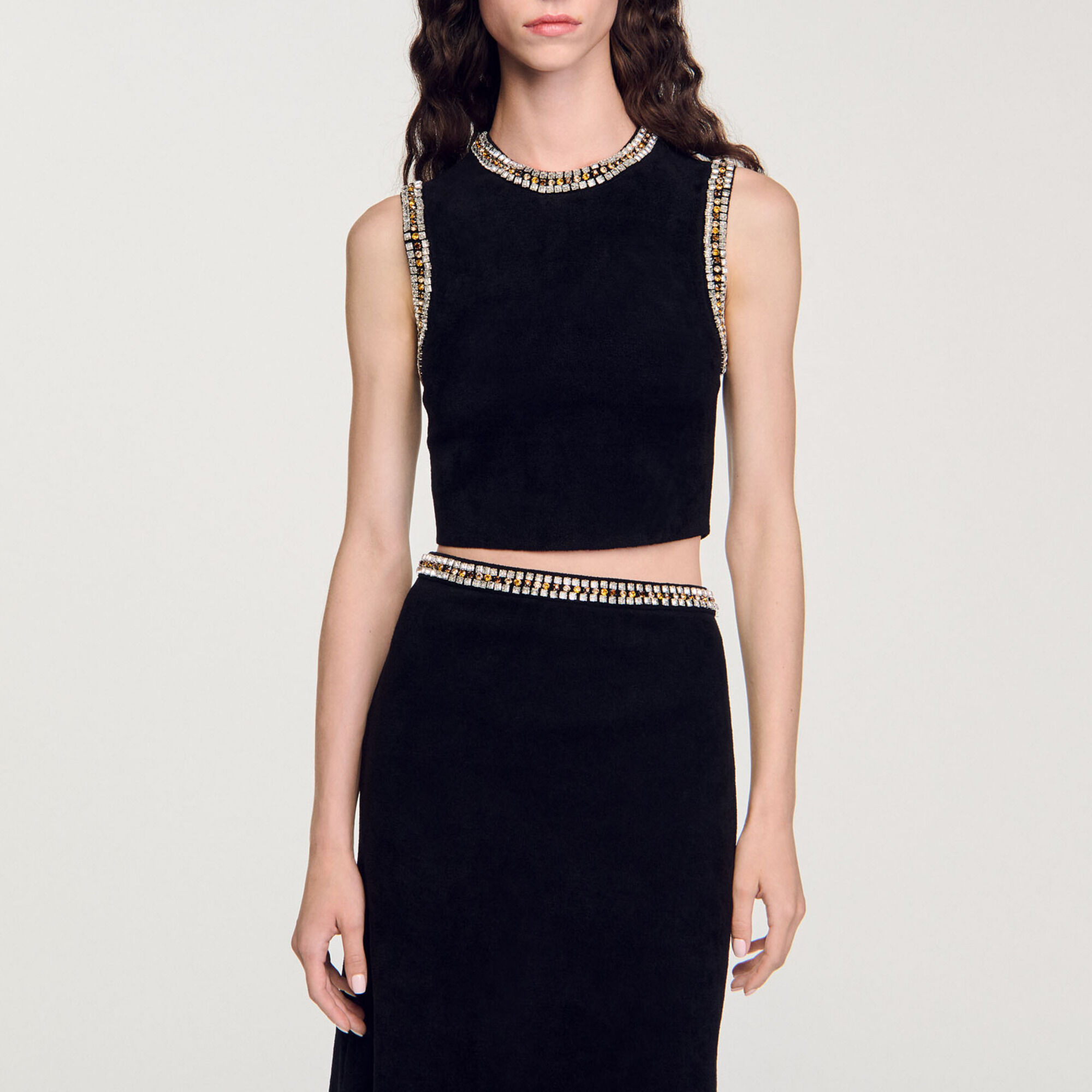 Top gebreid hals met sieraden