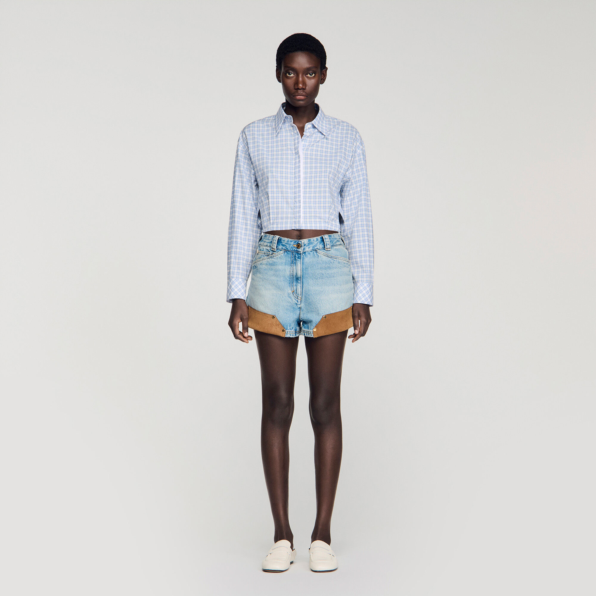 Short denim en su&egrave;de met rivets
