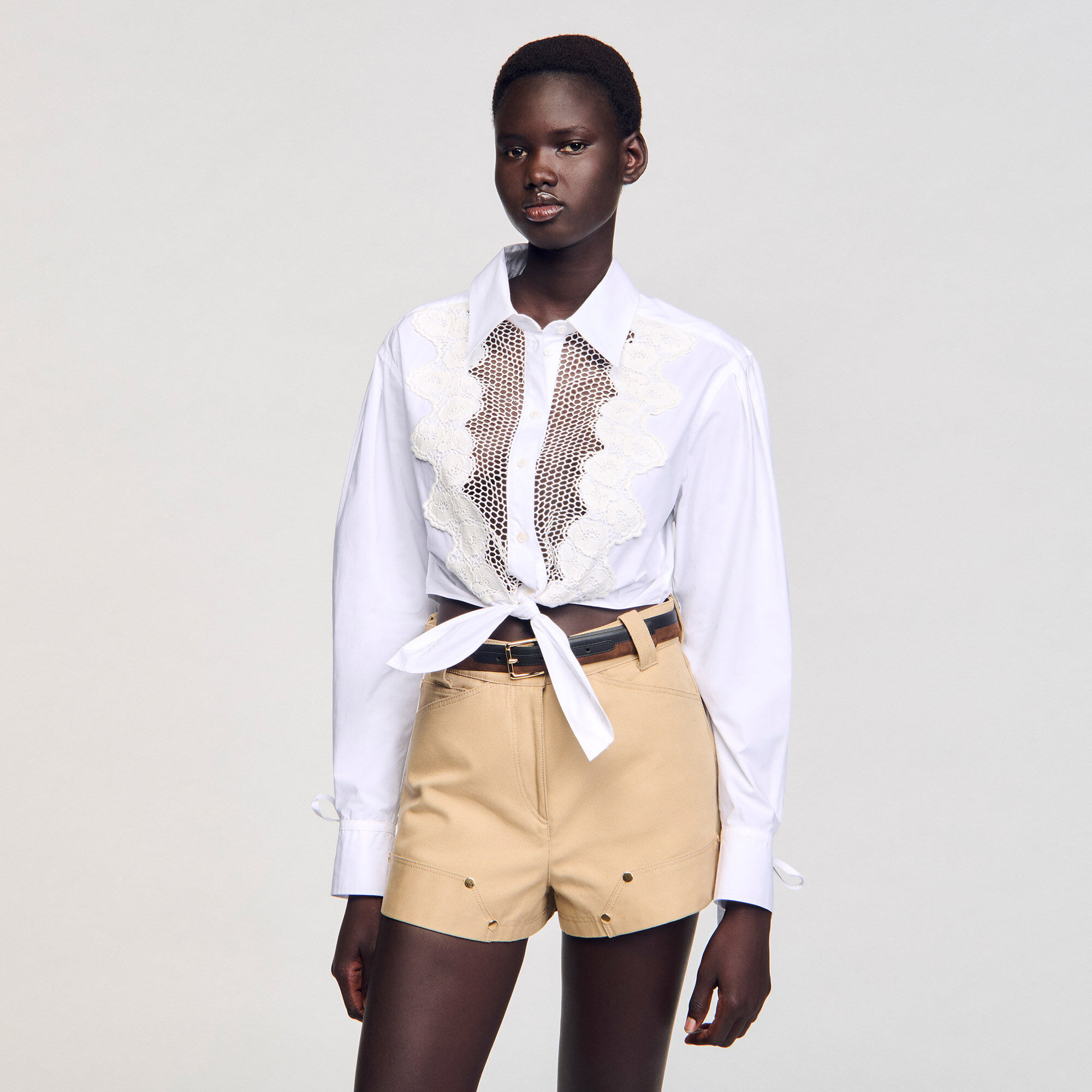 Overhemdblouse met plastron van kant