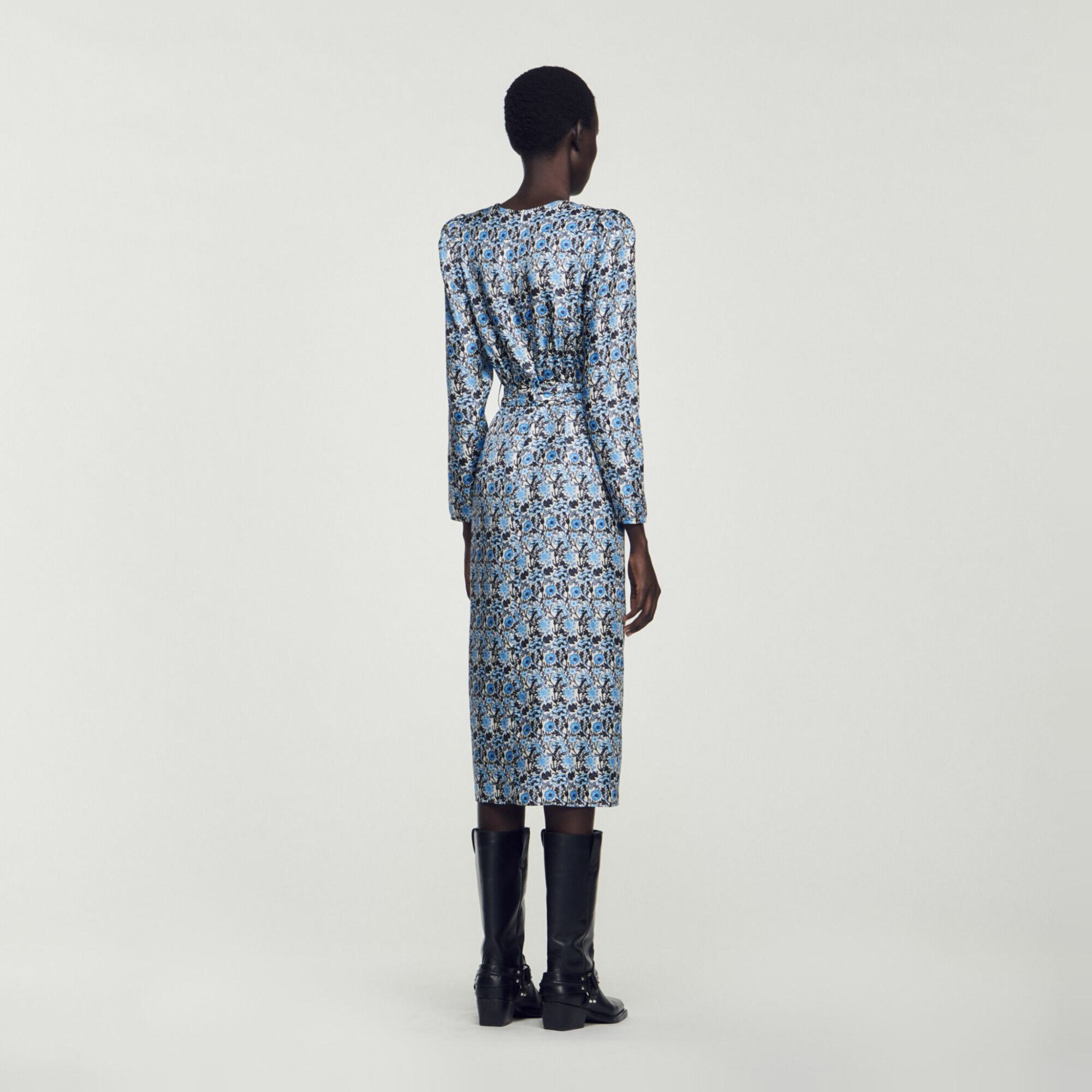 Lange en gedrapeerde zijden jurk