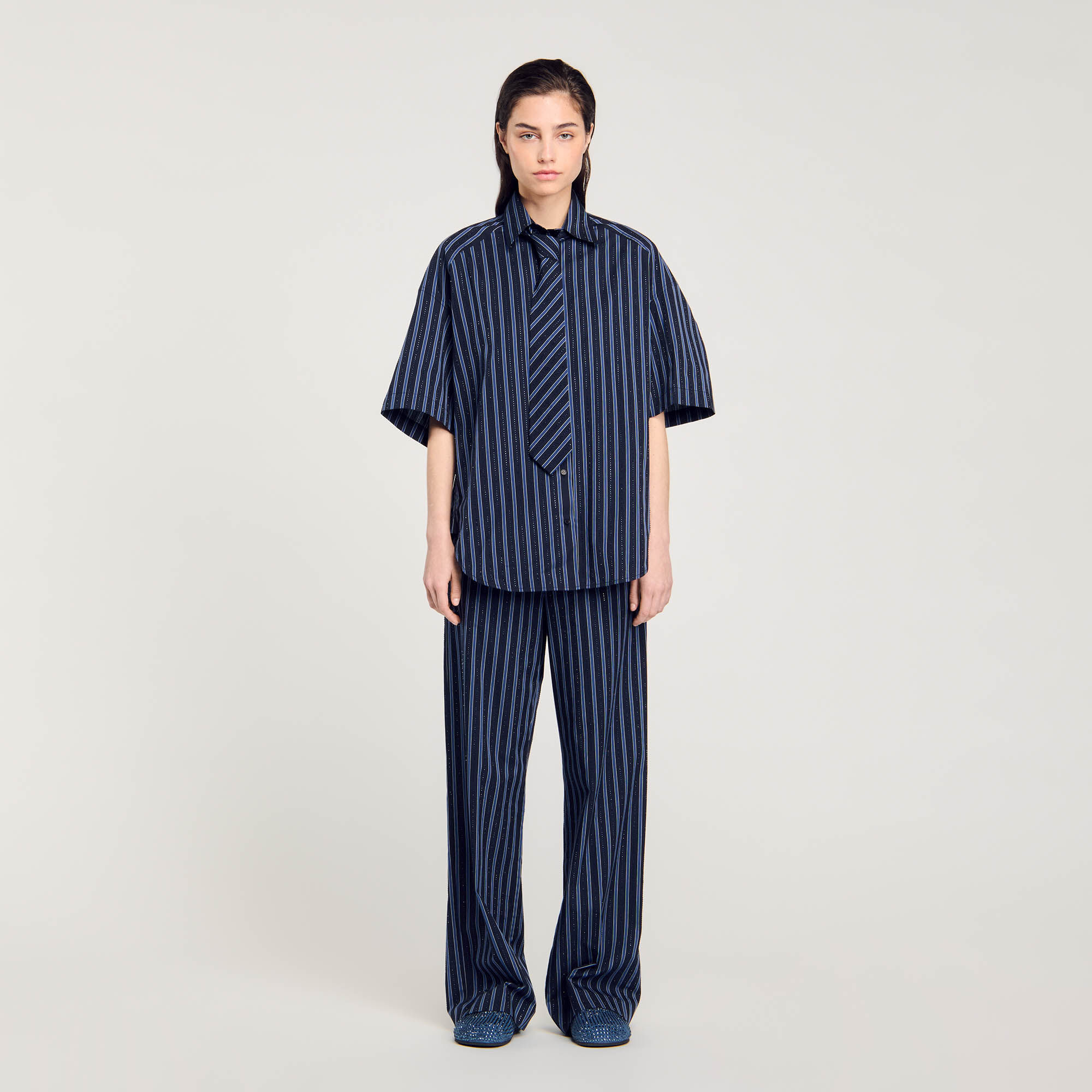 Overhemdblouse met stras en stropdas