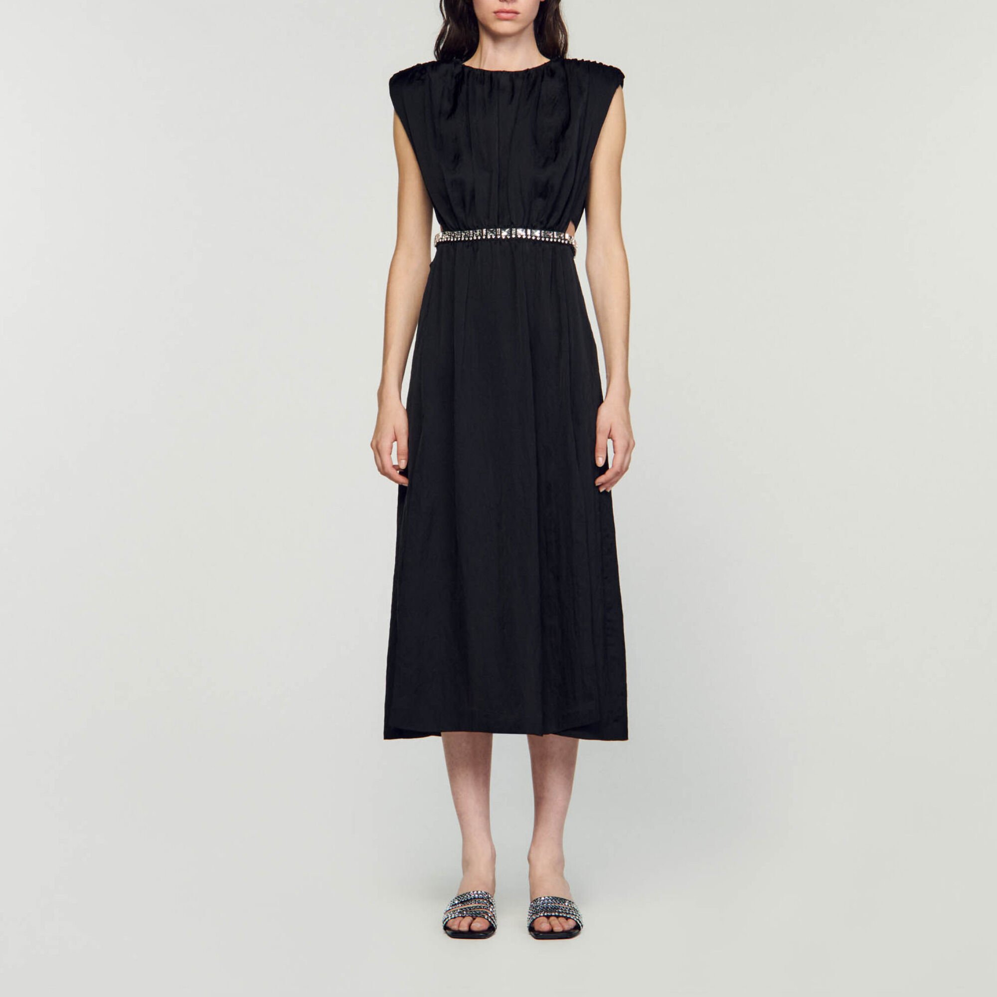 Lange jurk met sieraden