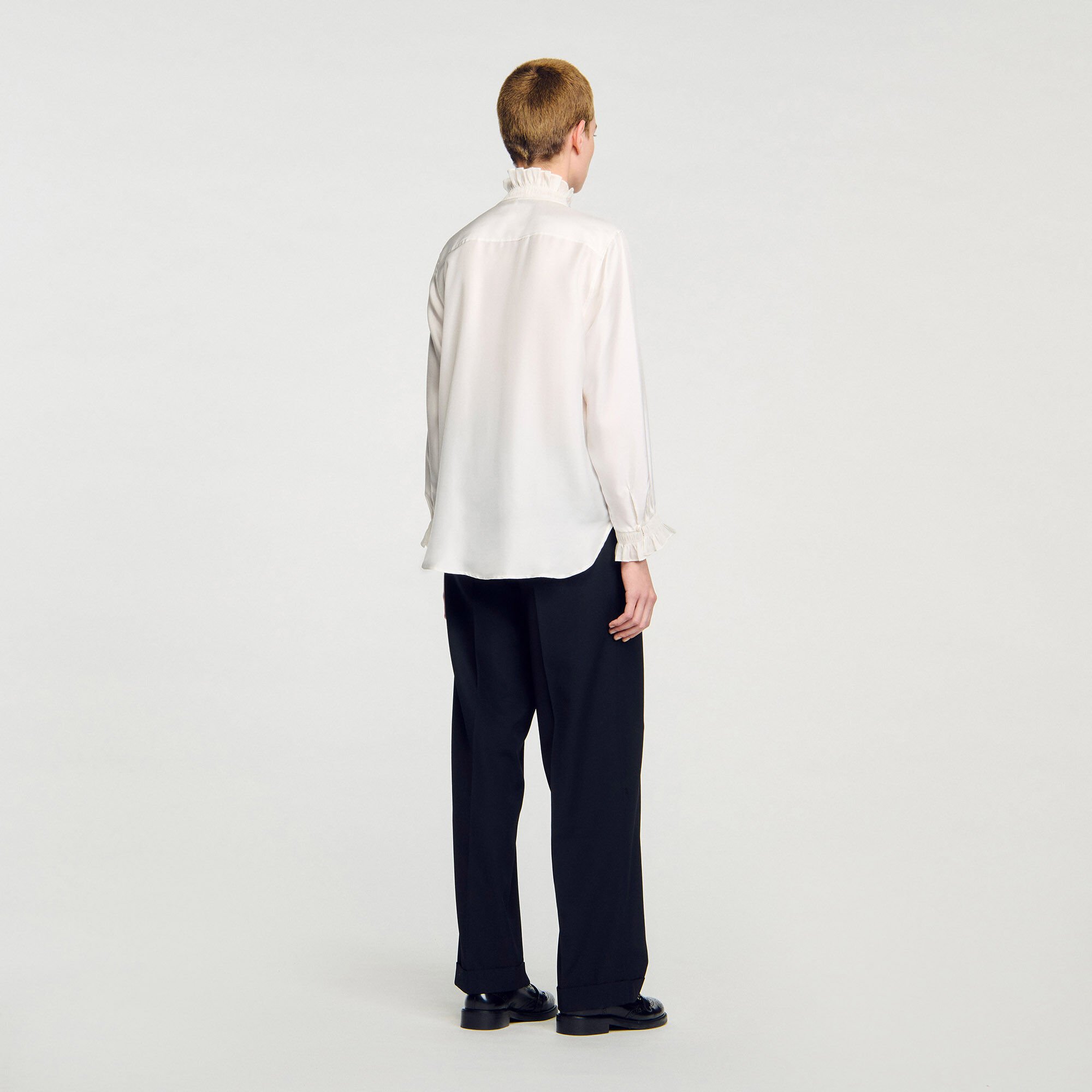 Soepelvallende blouse met plooikraag