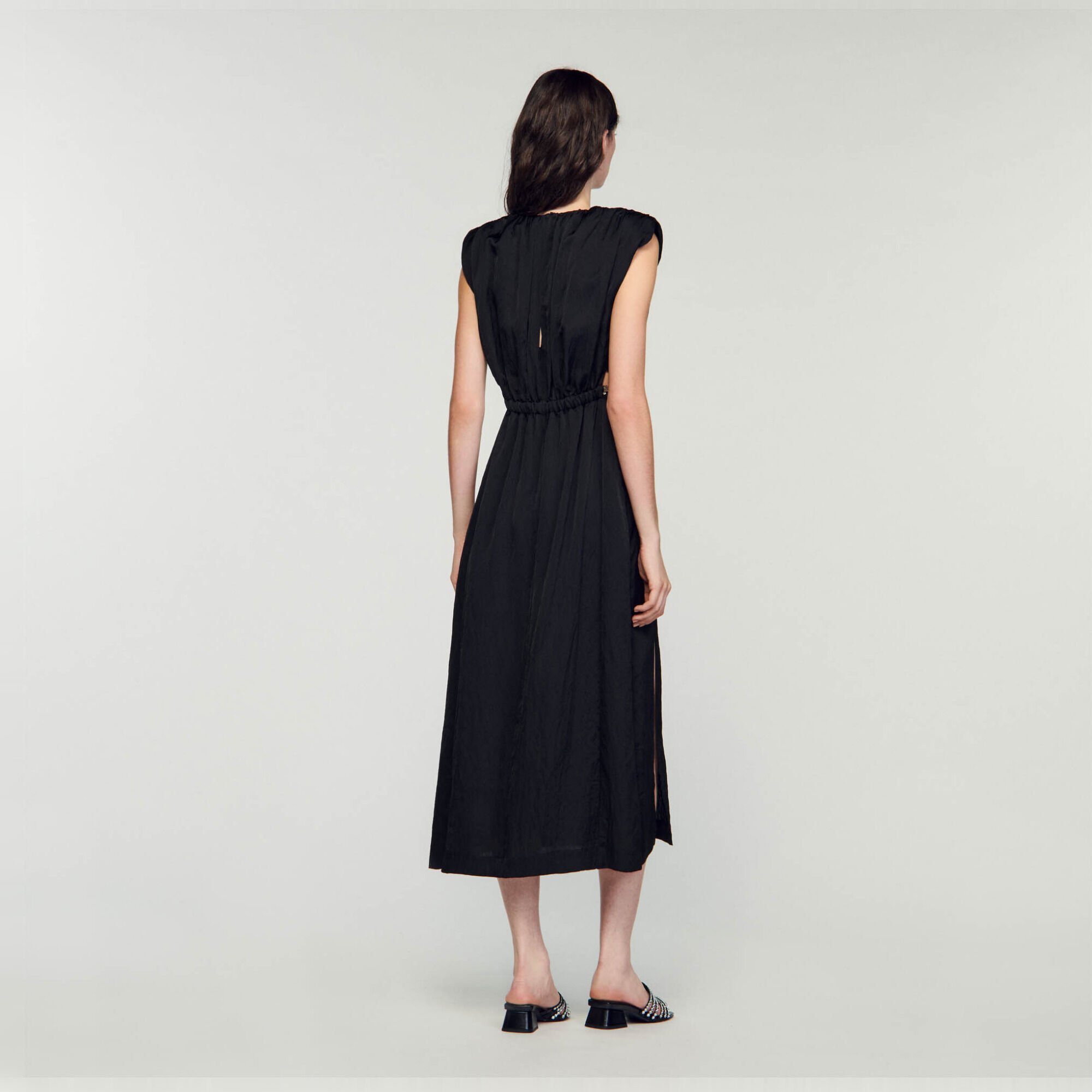 Lange jurk met sieraden