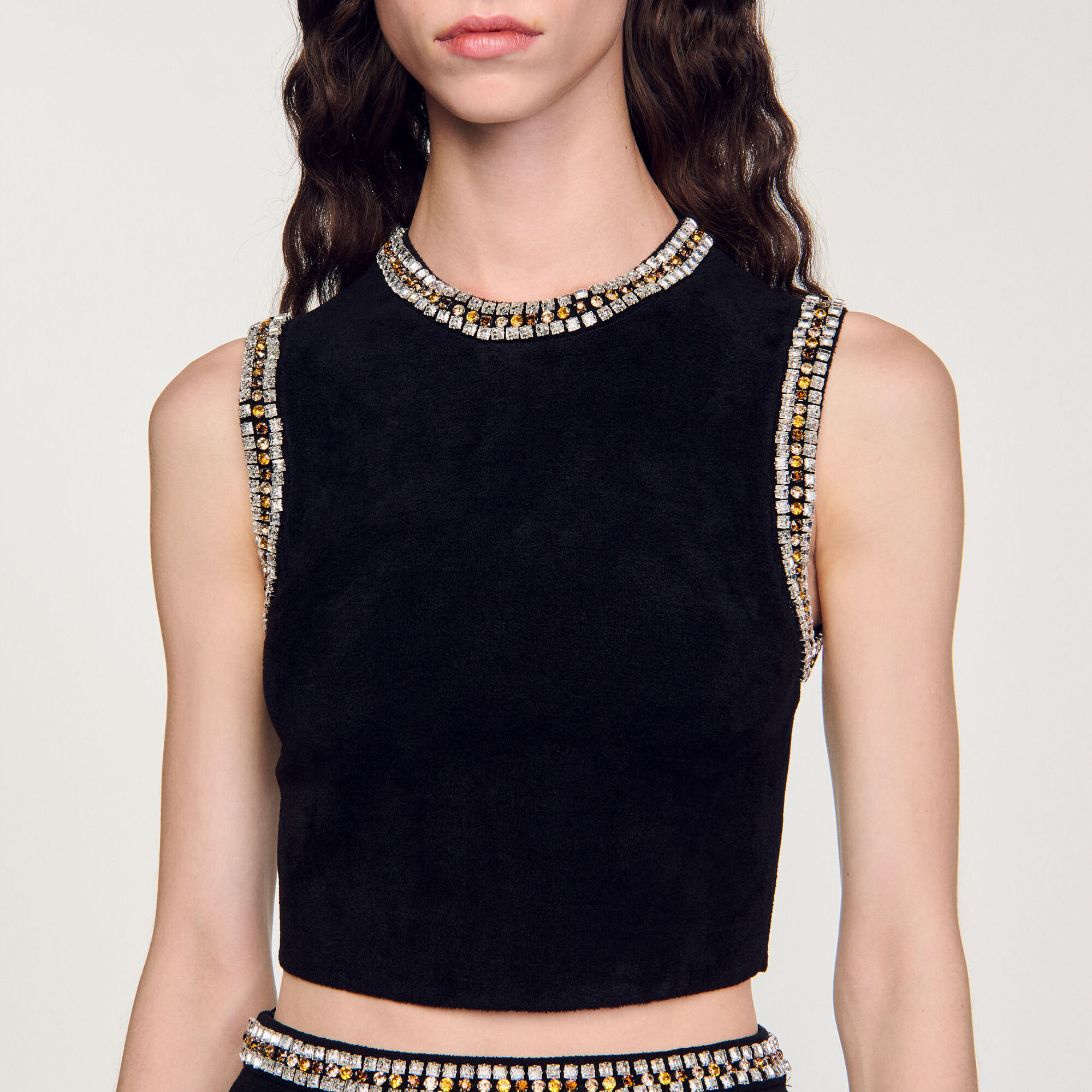 Top gebreid hals met sieraden