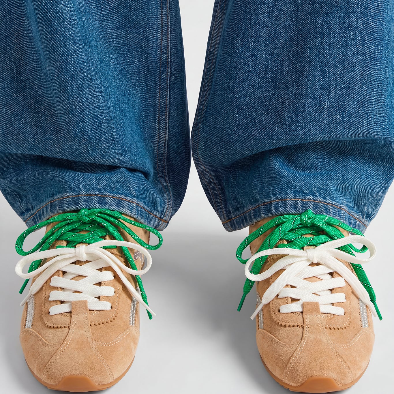 De sneakers van Sandro Paris